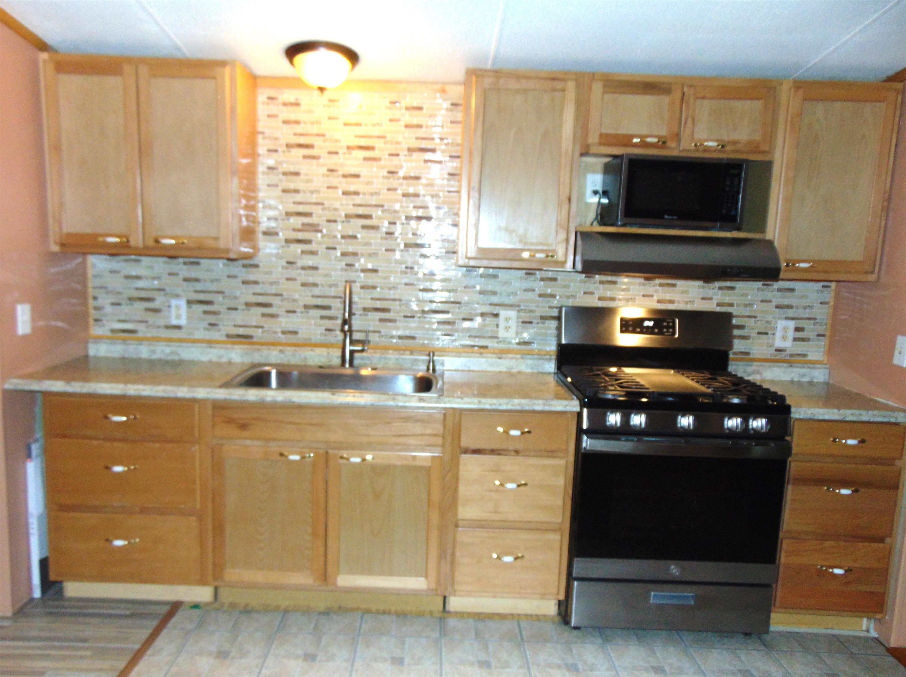 139 Rockingham Rd, Derry, NH 03038