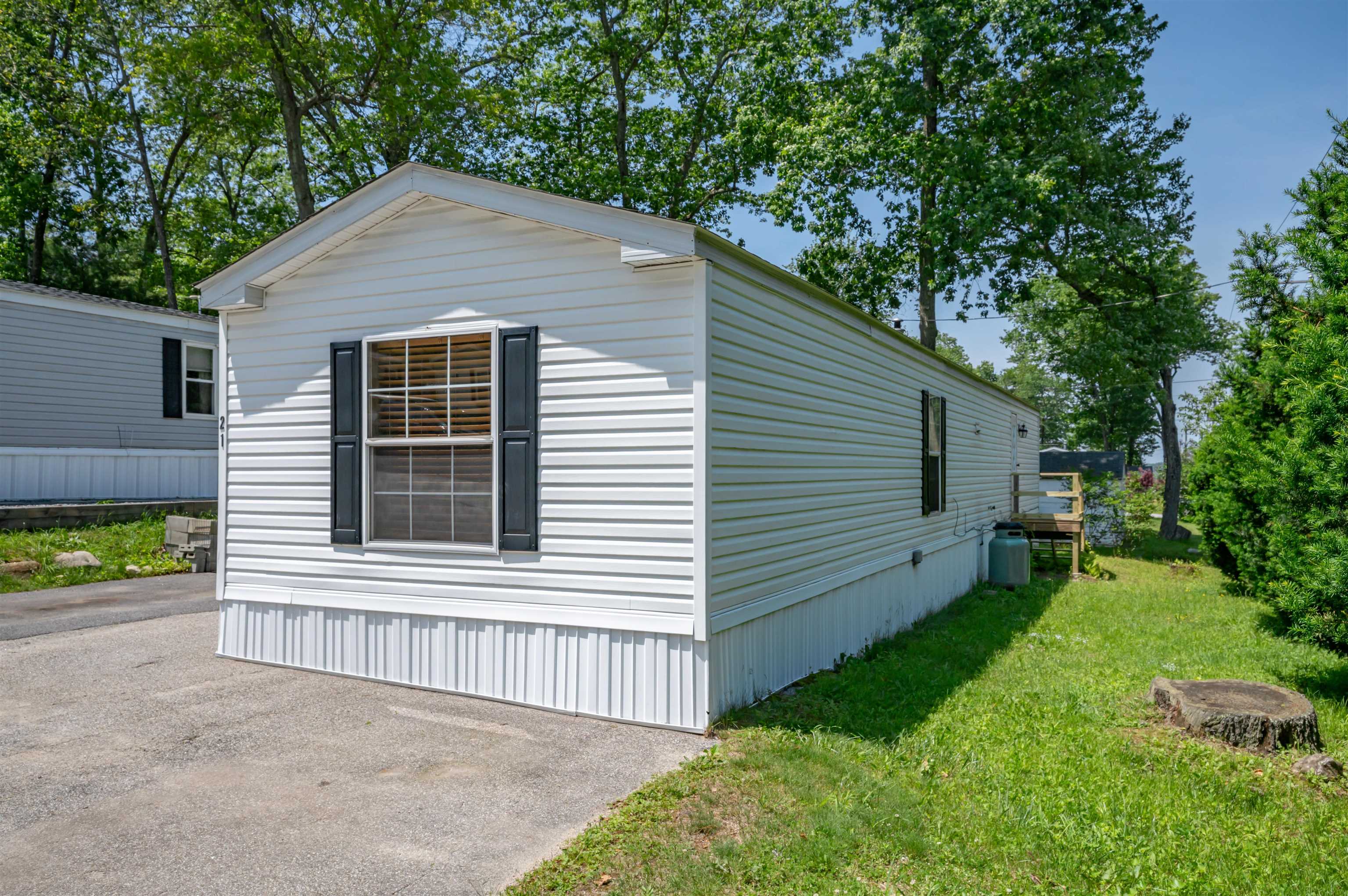 139 Rockingham Rd, Derry, NH 03038