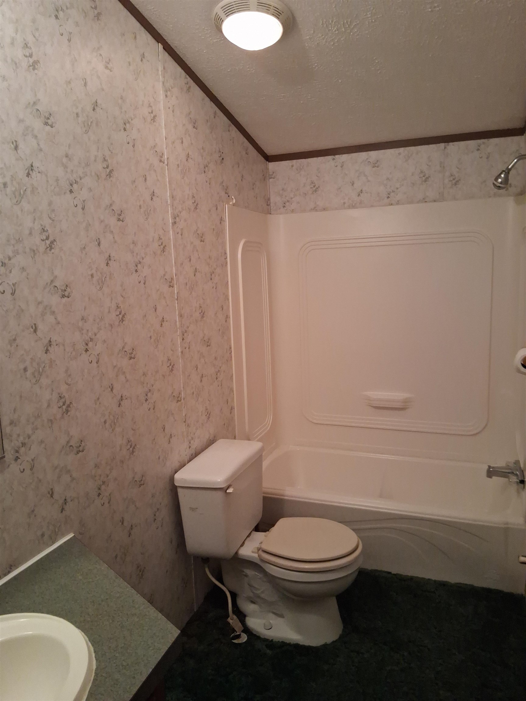 24 Flynn Ln, Tamworth, NH 03886