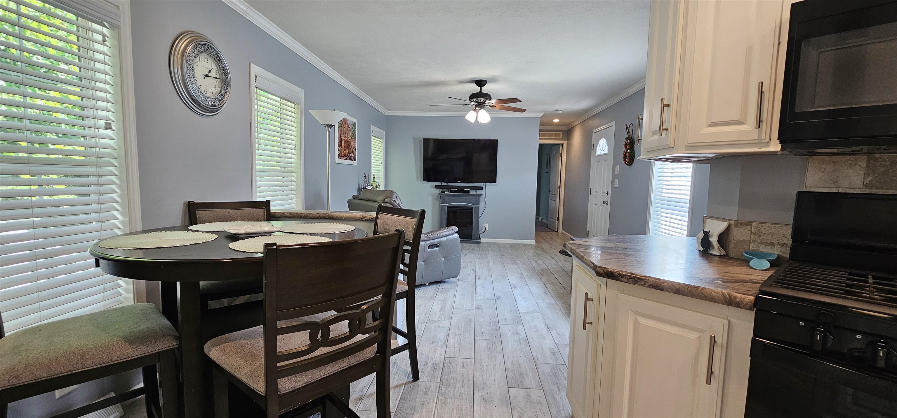 8 Barksdale Ave, Londonderry, NH 03053