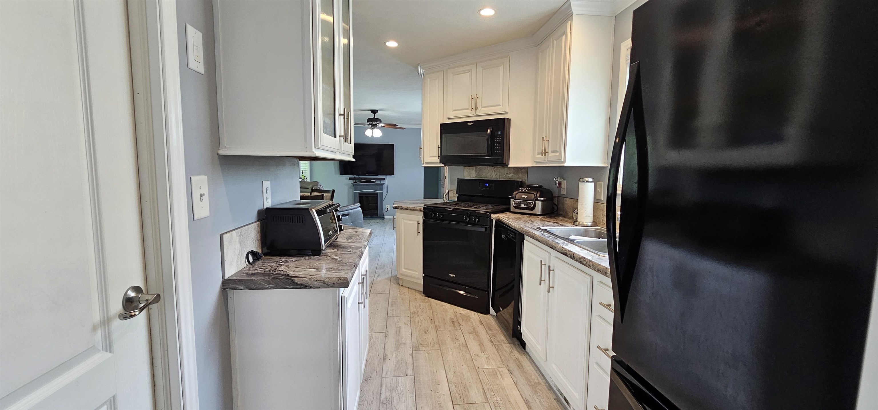 8 Barksdale Ave, Londonderry, NH 03053