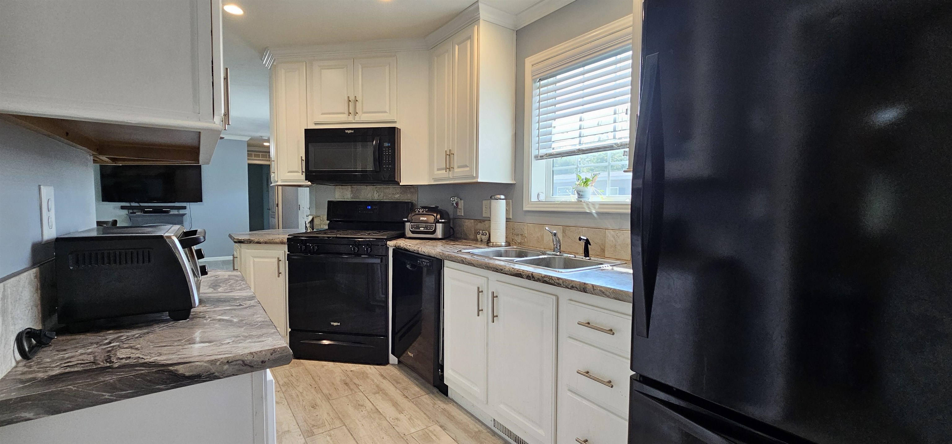 8 Barksdale Ave, Londonderry, NH 03053