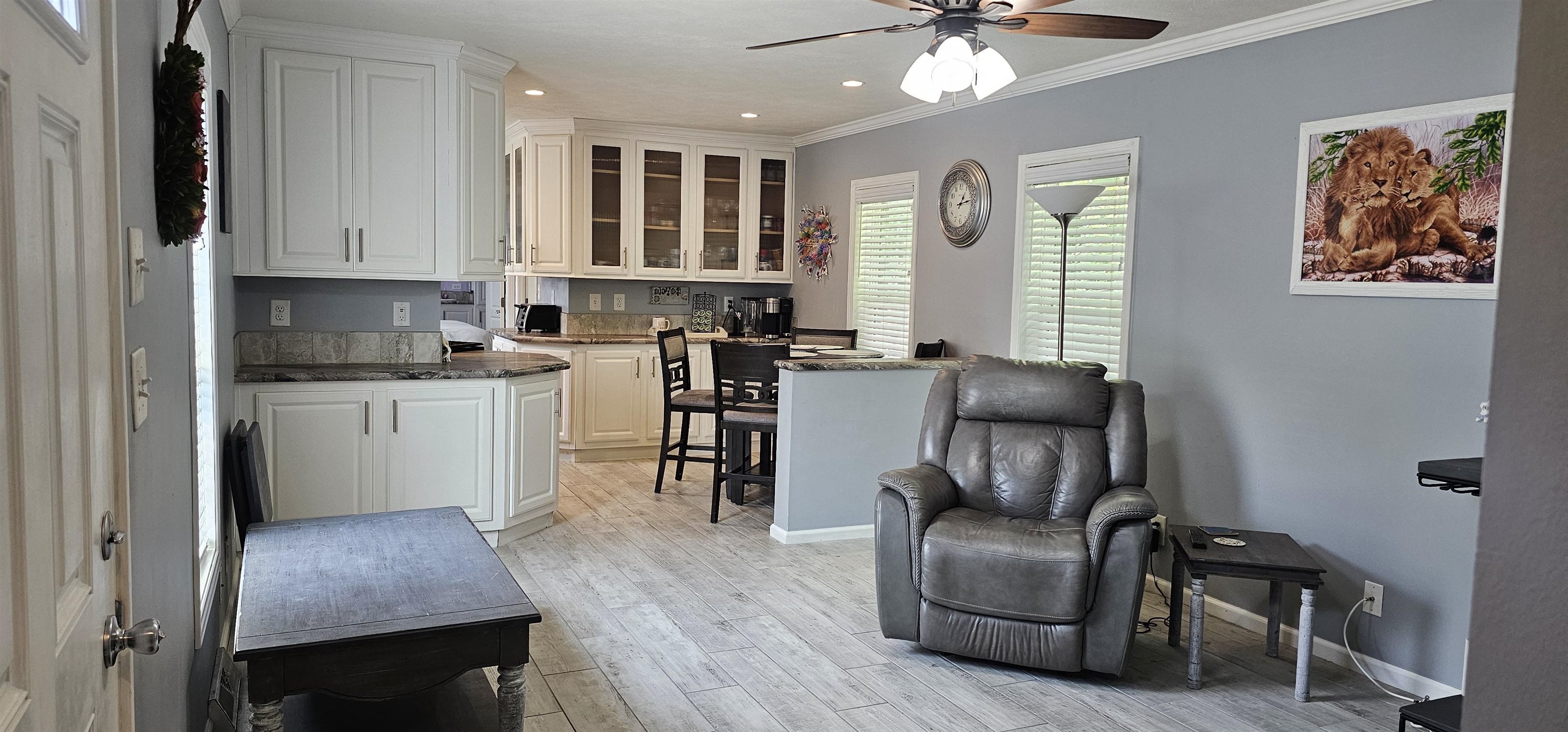 8 Barksdale Ave, Londonderry, NH 03053