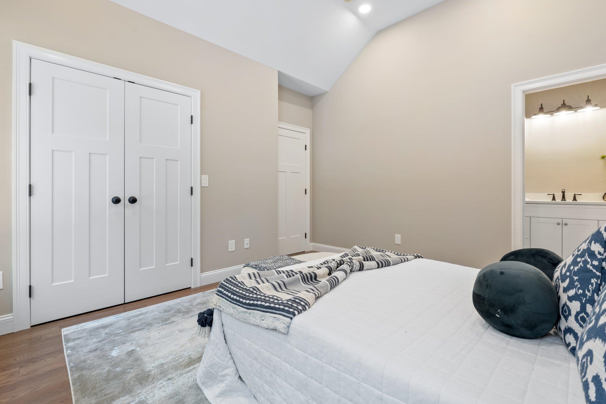 1B Debbie Ln, Amherst, NH 03031