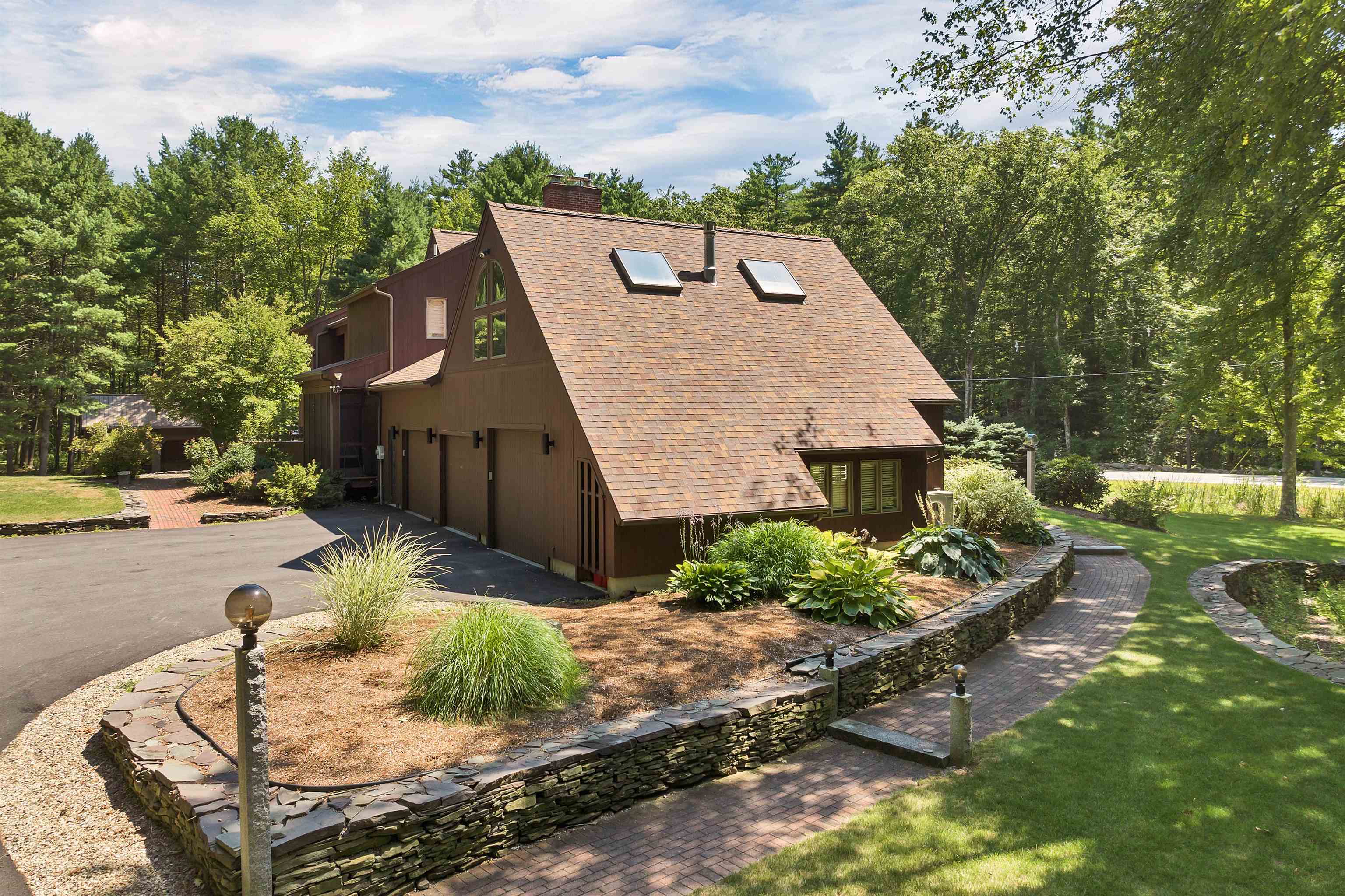 82 Pilgrim Dr, Bedford, NH 03110