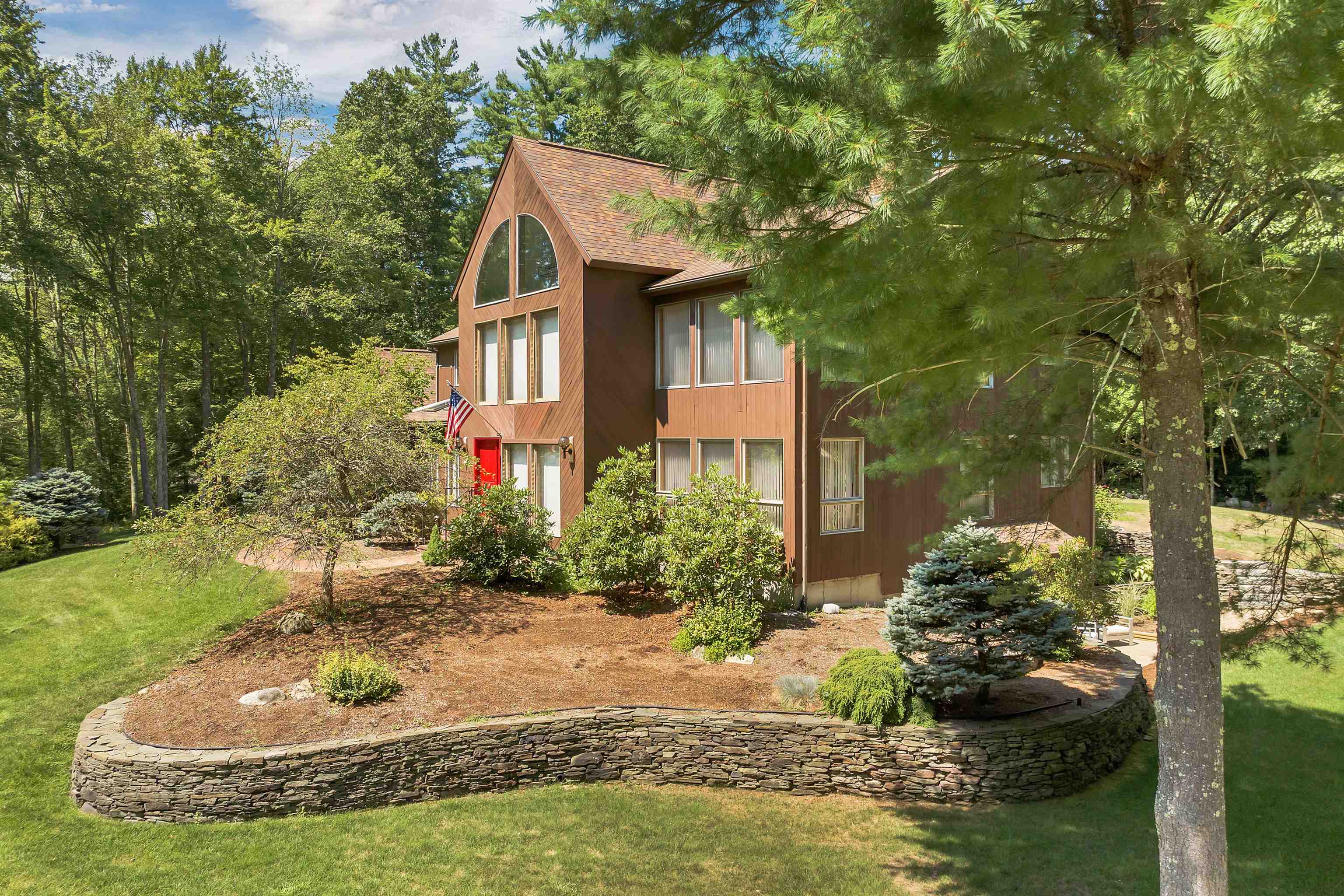 82 Pilgrim Dr, Bedford, NH 03110