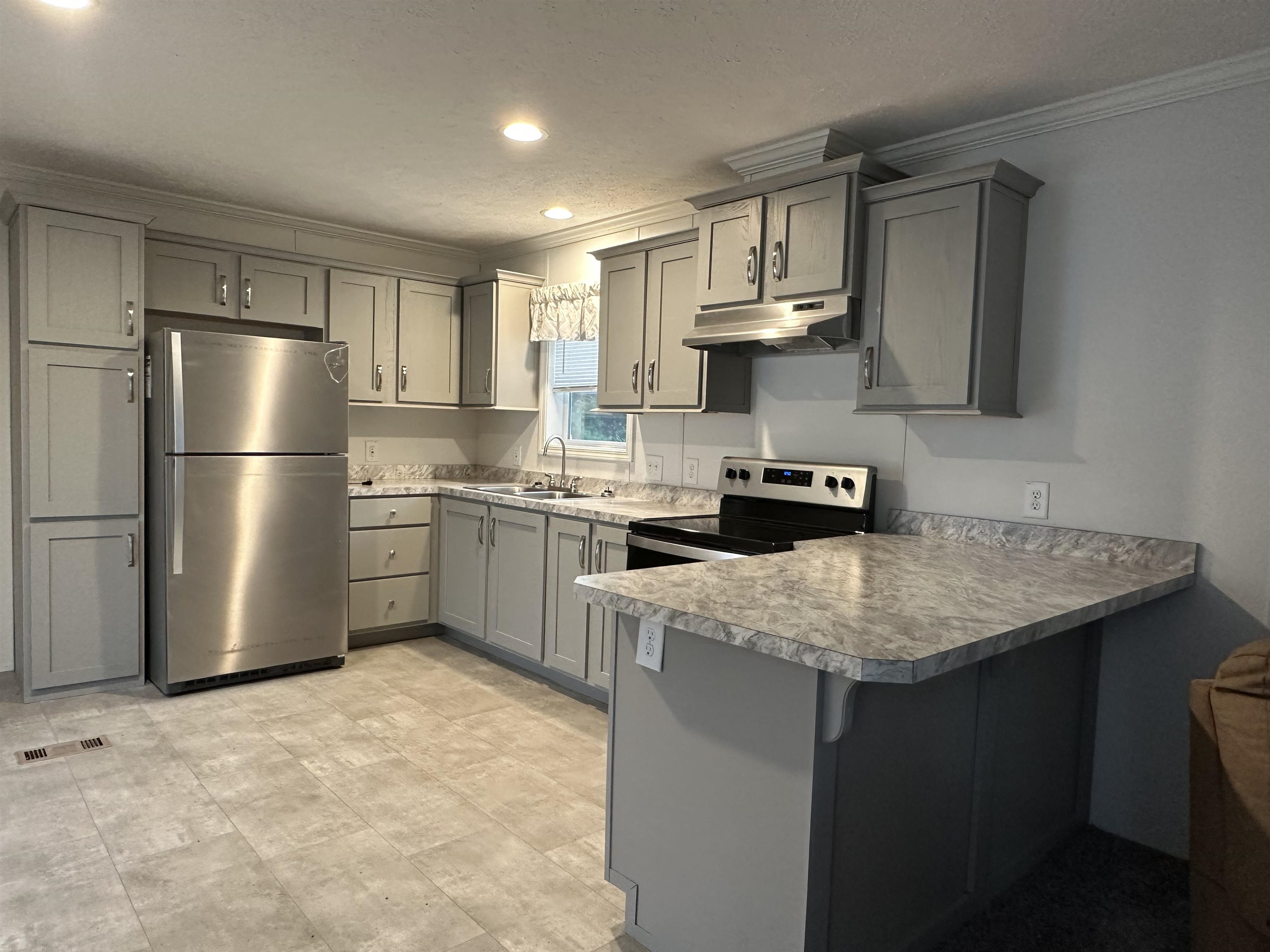 40 Pinyon Pl, Londonderry, NH 03053