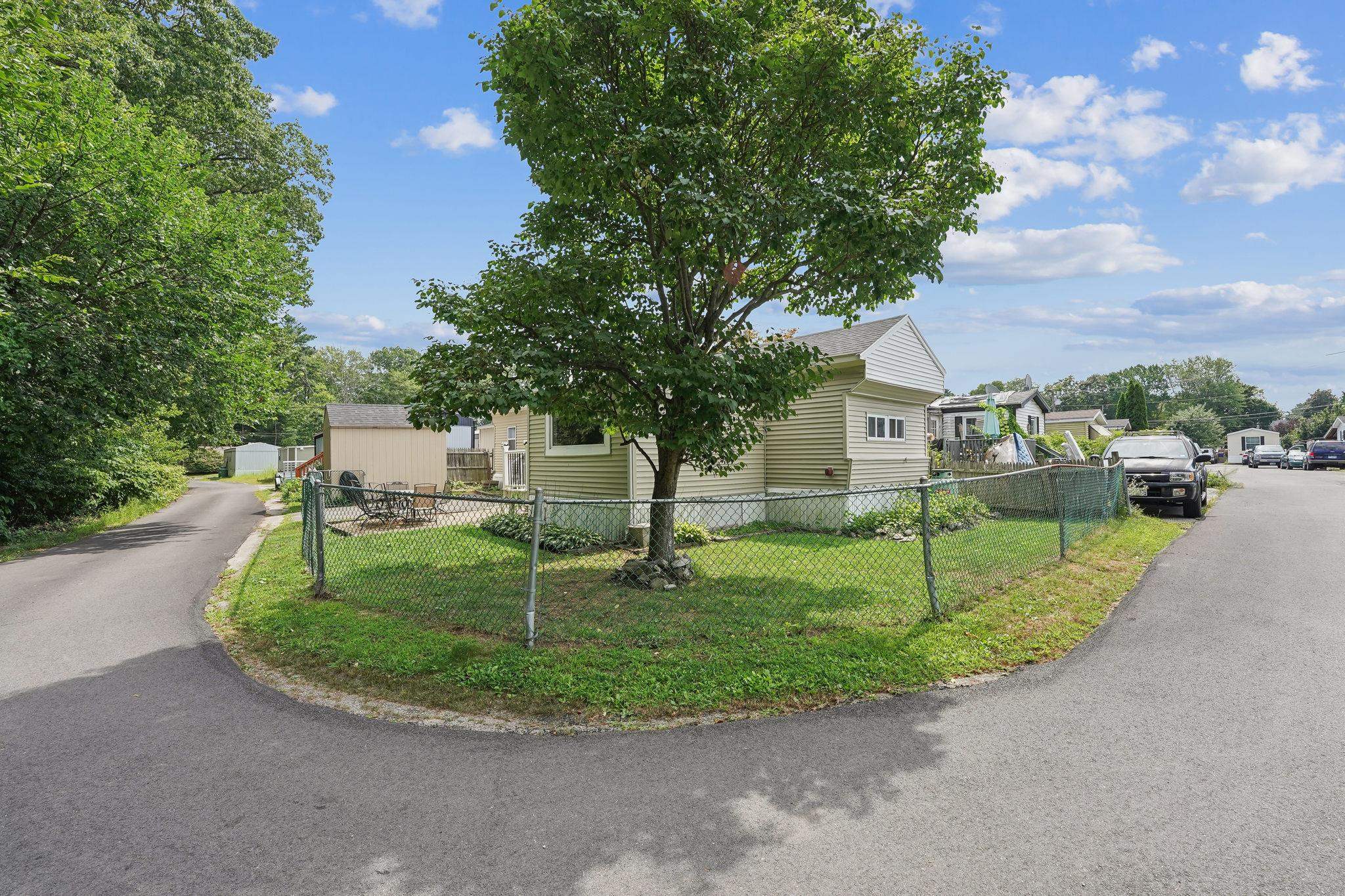 75 S Polcy St, Salem, NH 03079