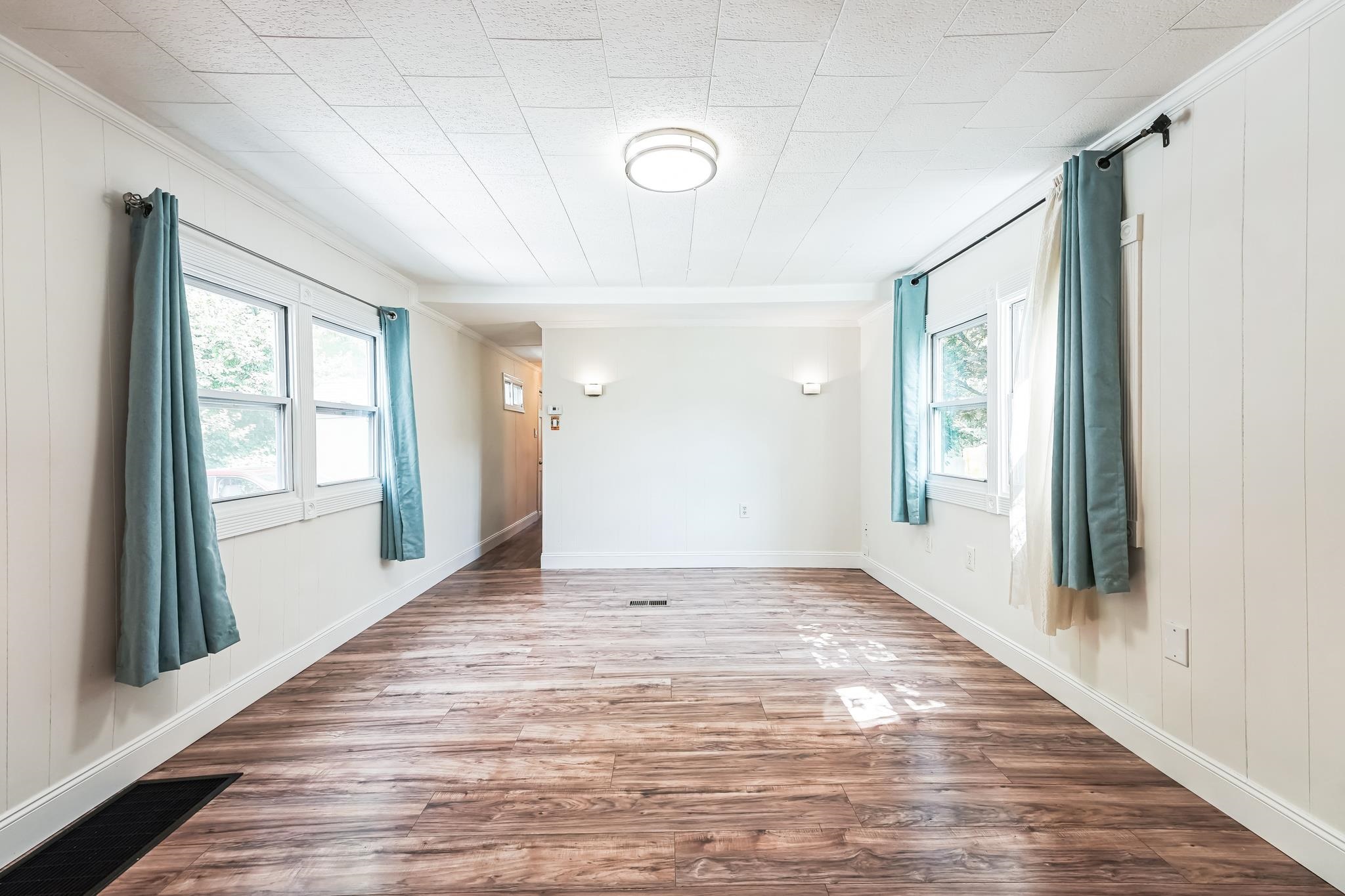 75 S Polcy St, Salem, NH 03079