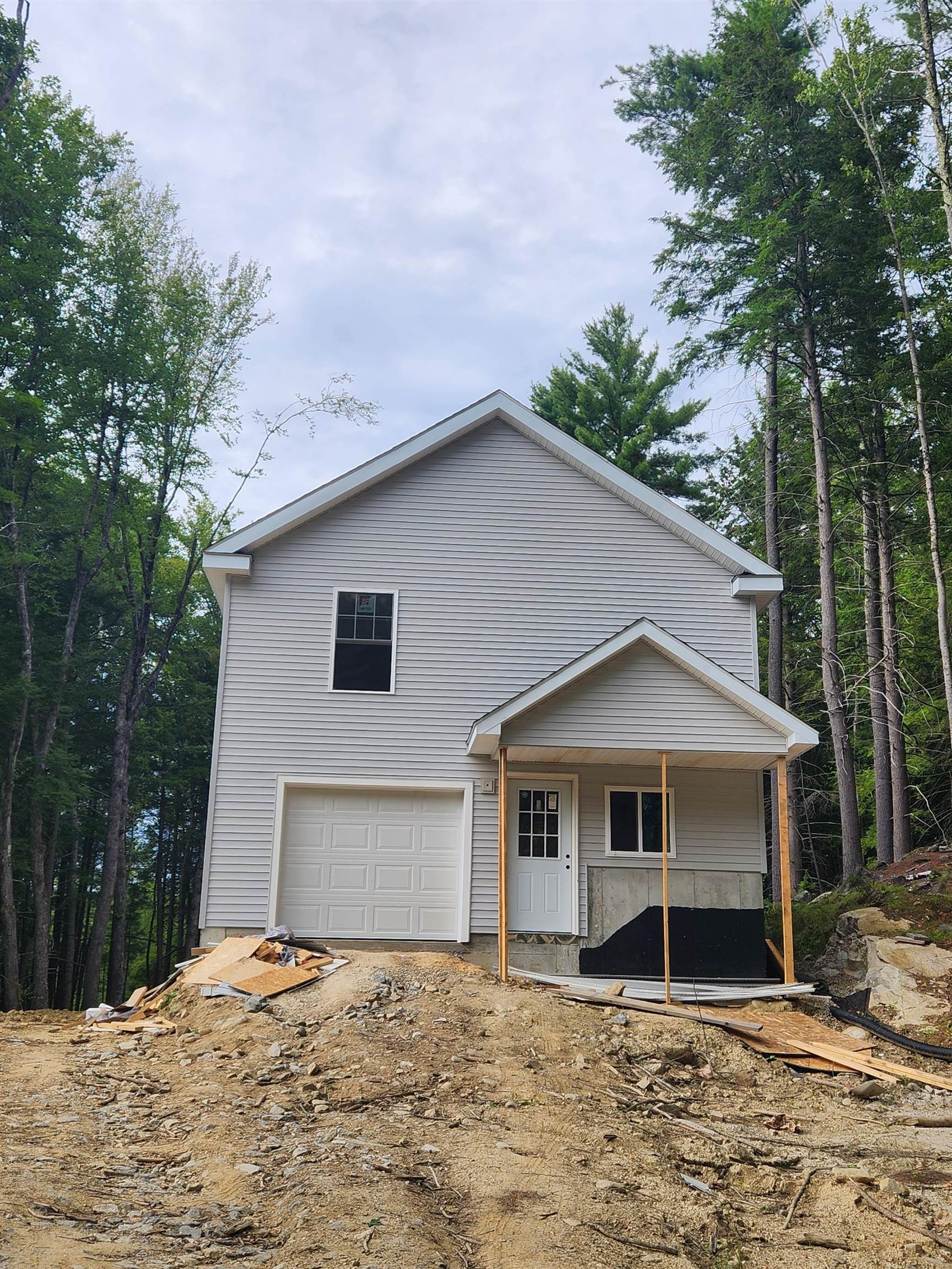 464 Long Shores Dr, Barrington, NH 03825