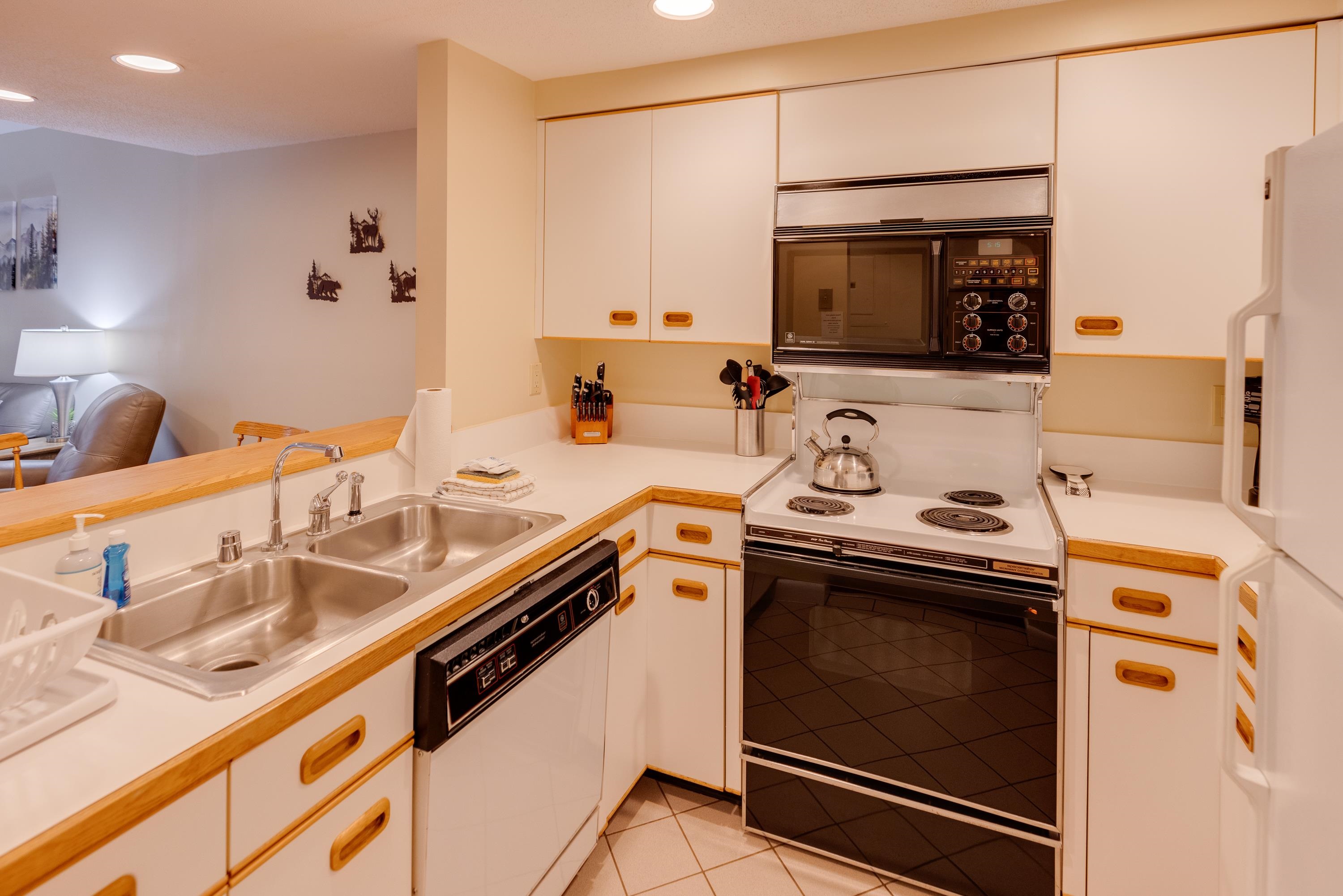 48 Cooper Memorial Dr, Lincoln, NH 03251