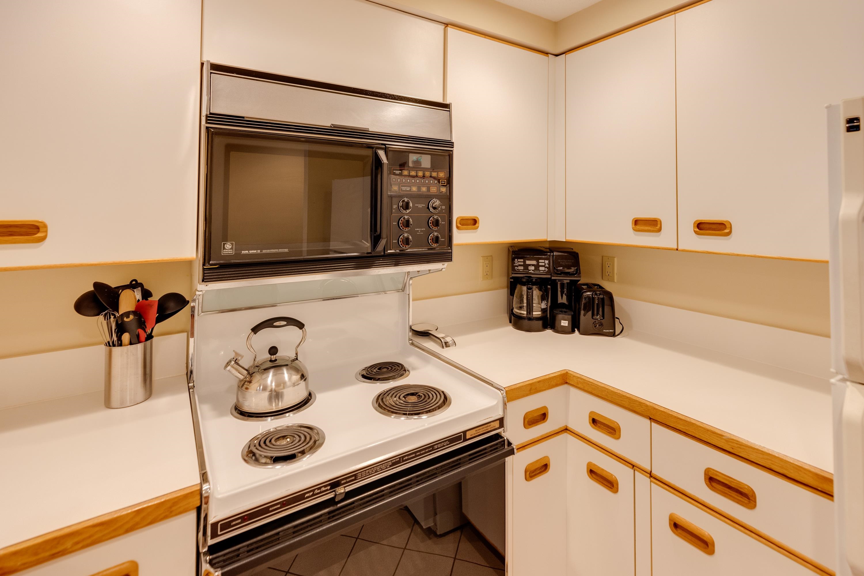 48 Cooper Memorial Dr, Lincoln, NH 03251