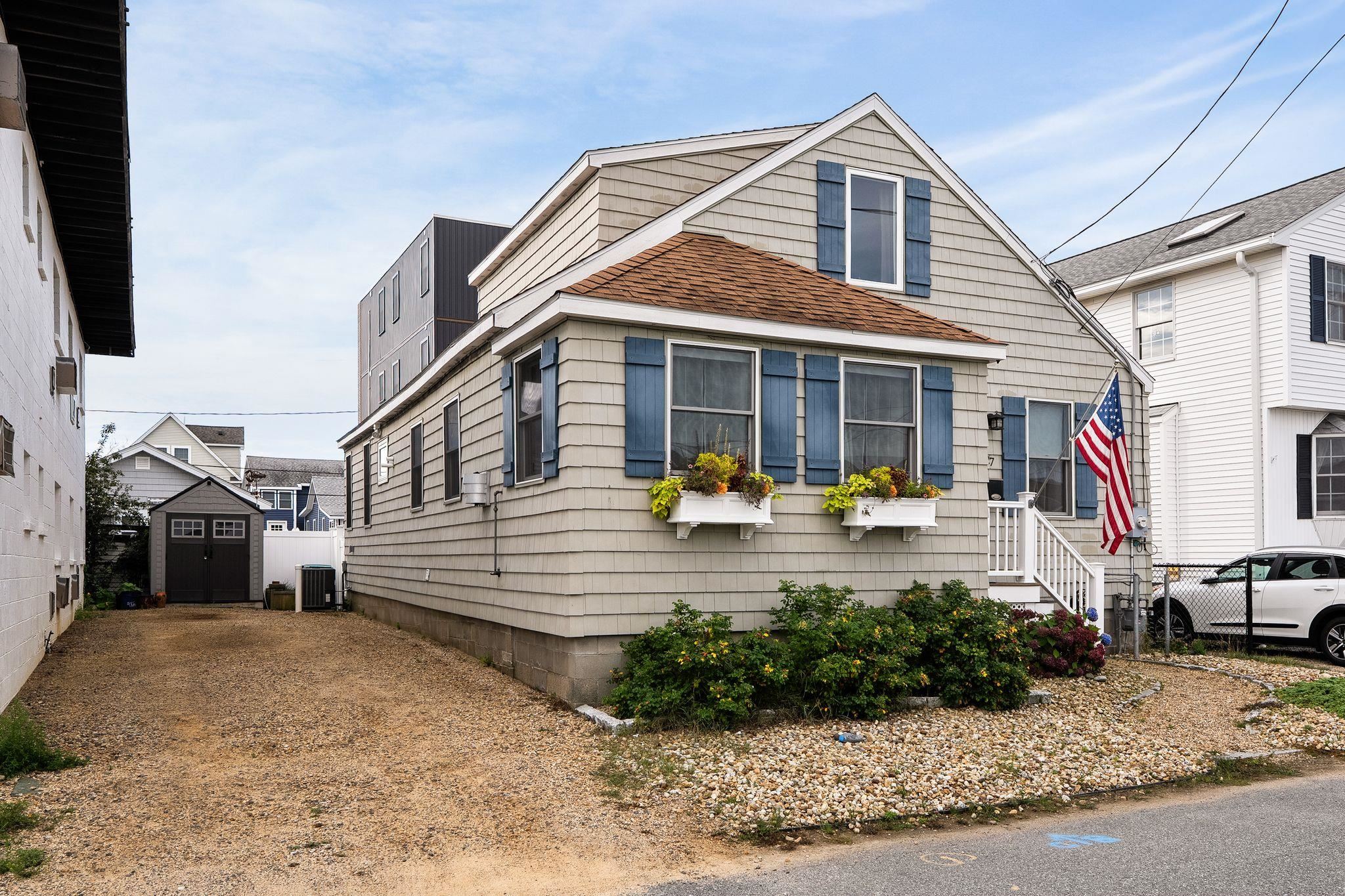 27 Hobson Ave, Hampton, NH 03842