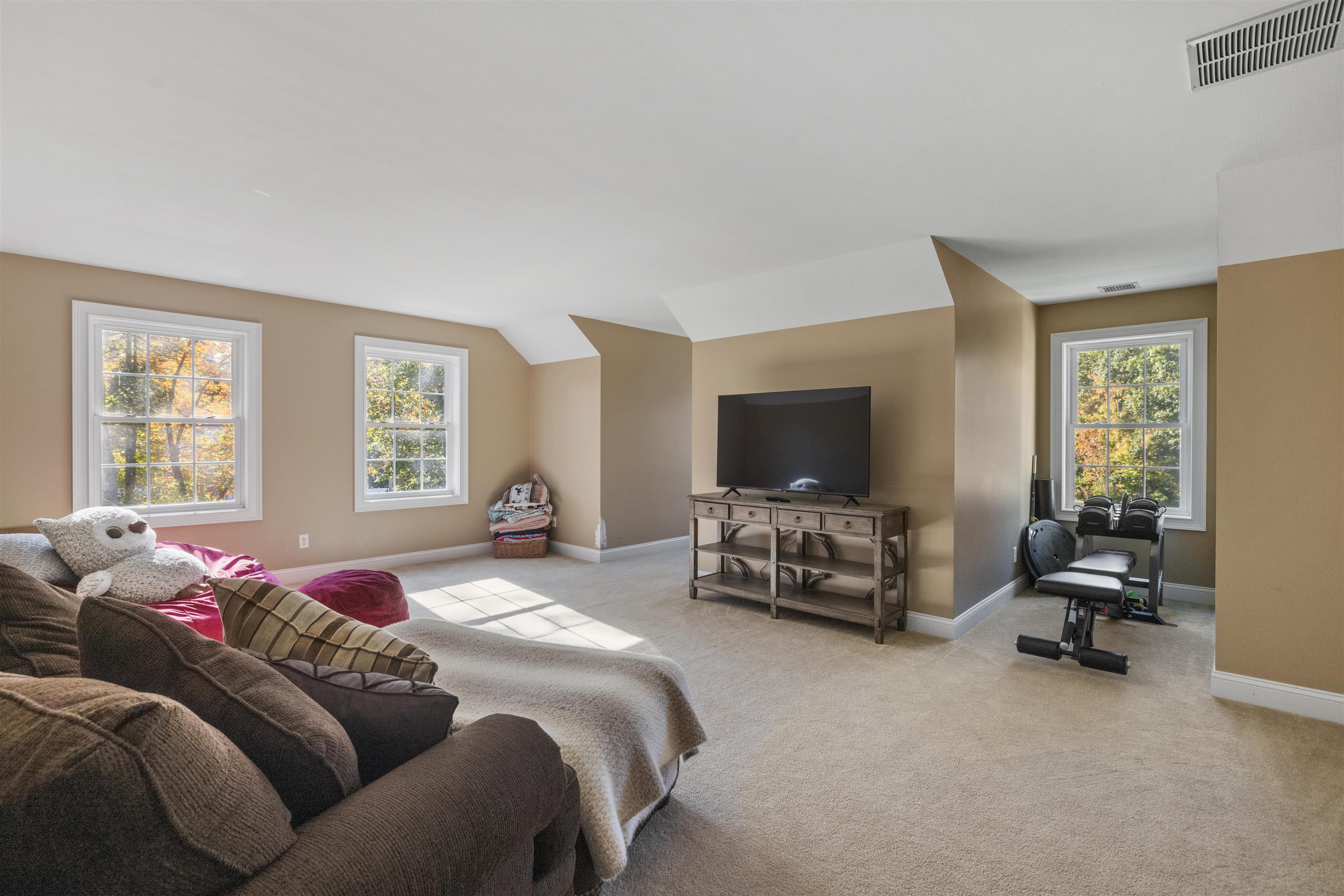 59 Hawthorne Dr, Auburn, NH 03032