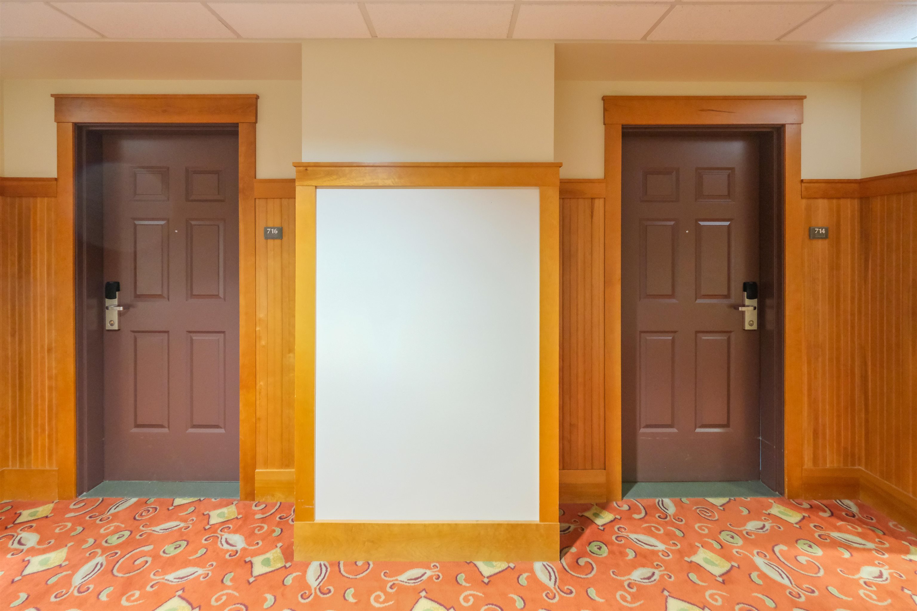 Hall entractes to both side of the condo