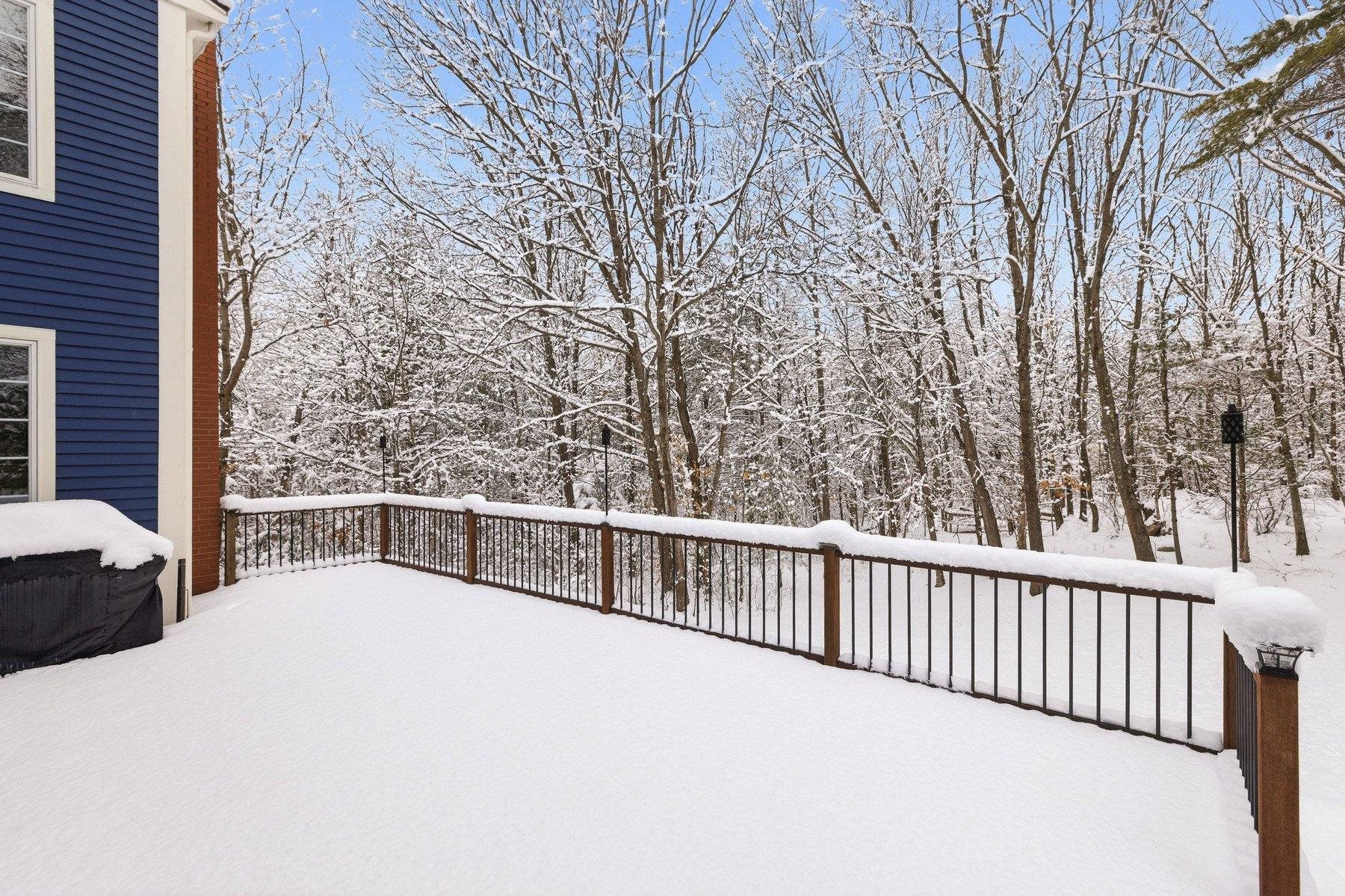 8 Winterberry Ln, North Hampton, NH 03862