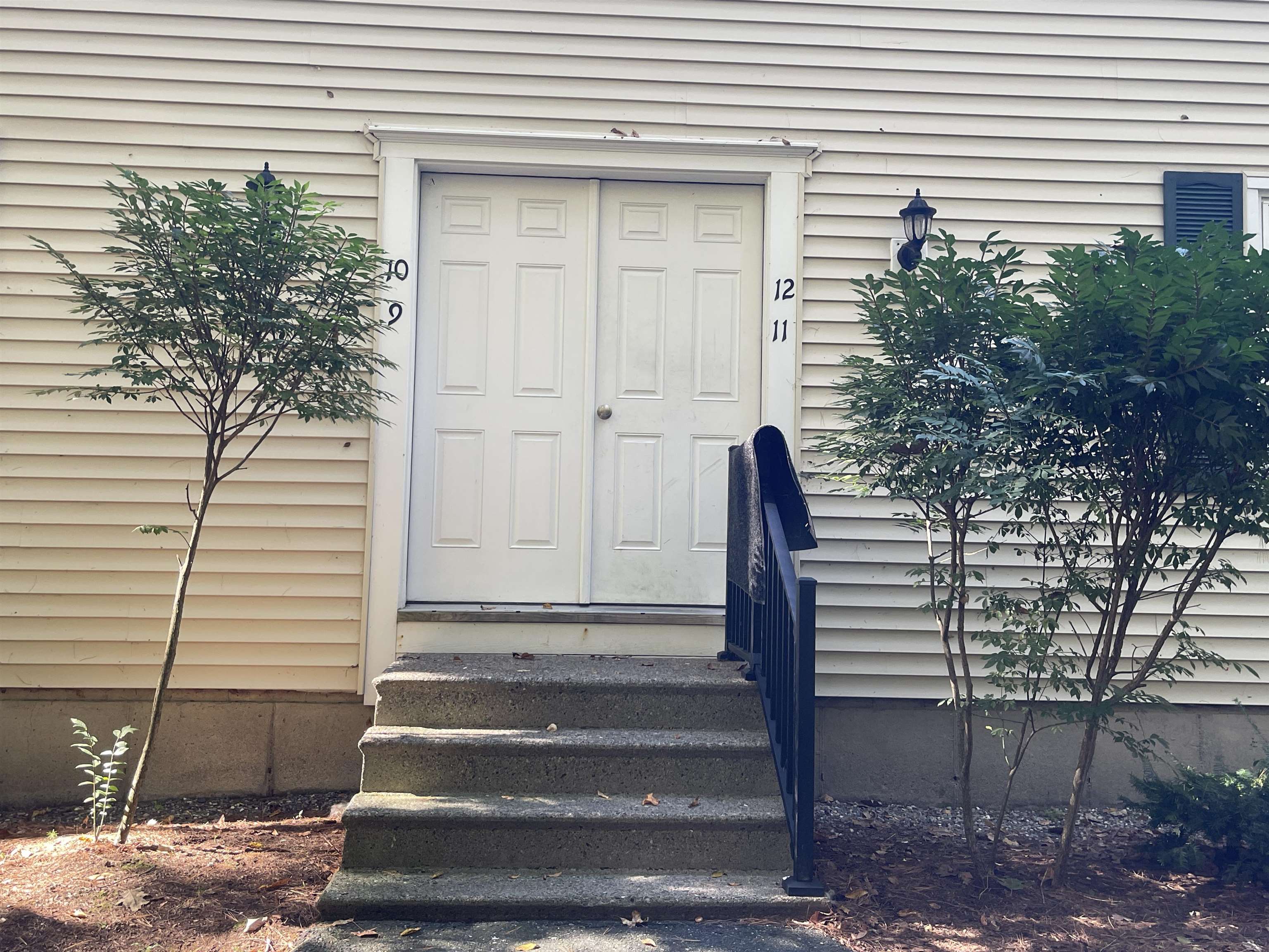 Outside Entrance 24284080