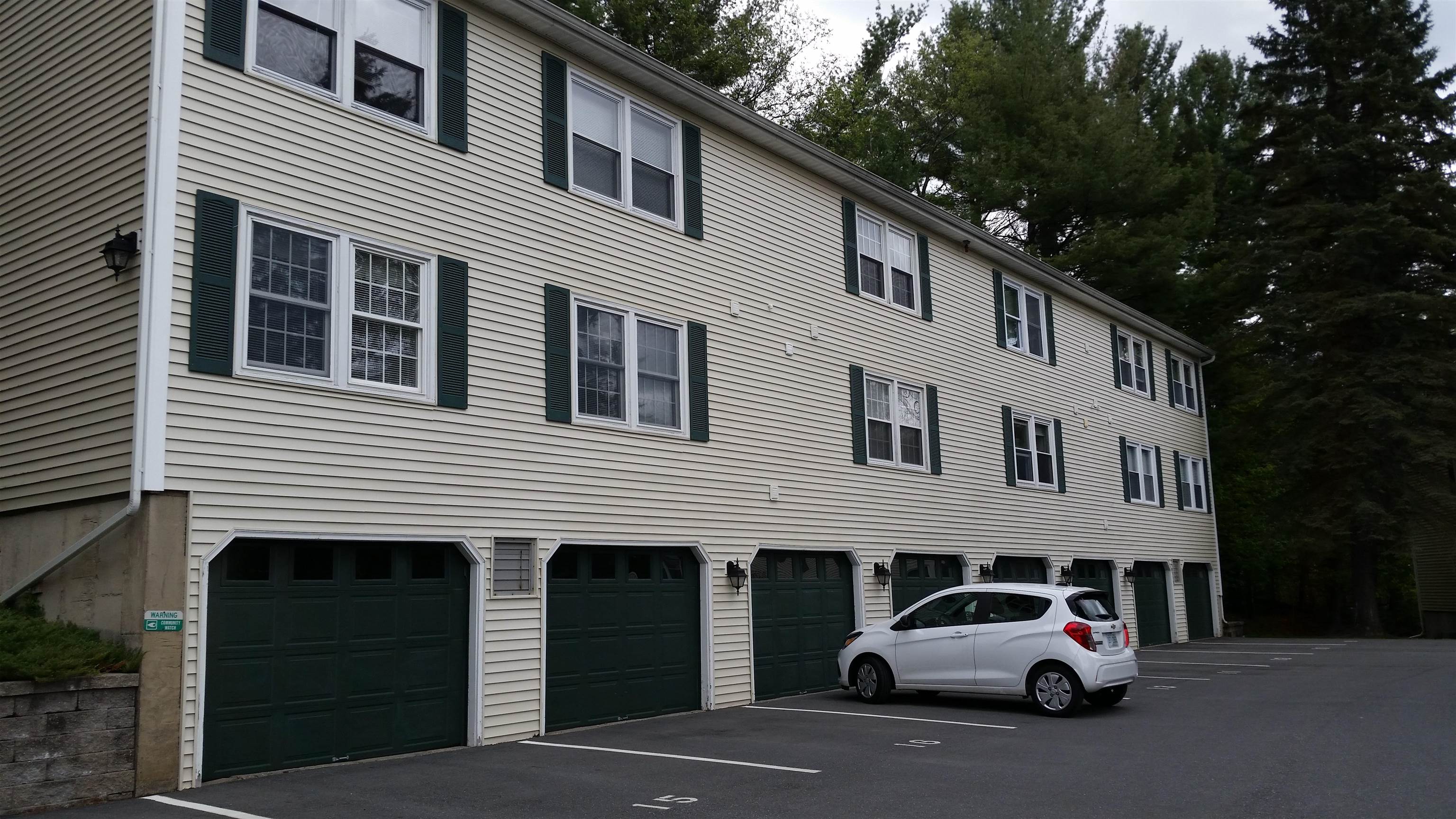 Garage Under 24284098