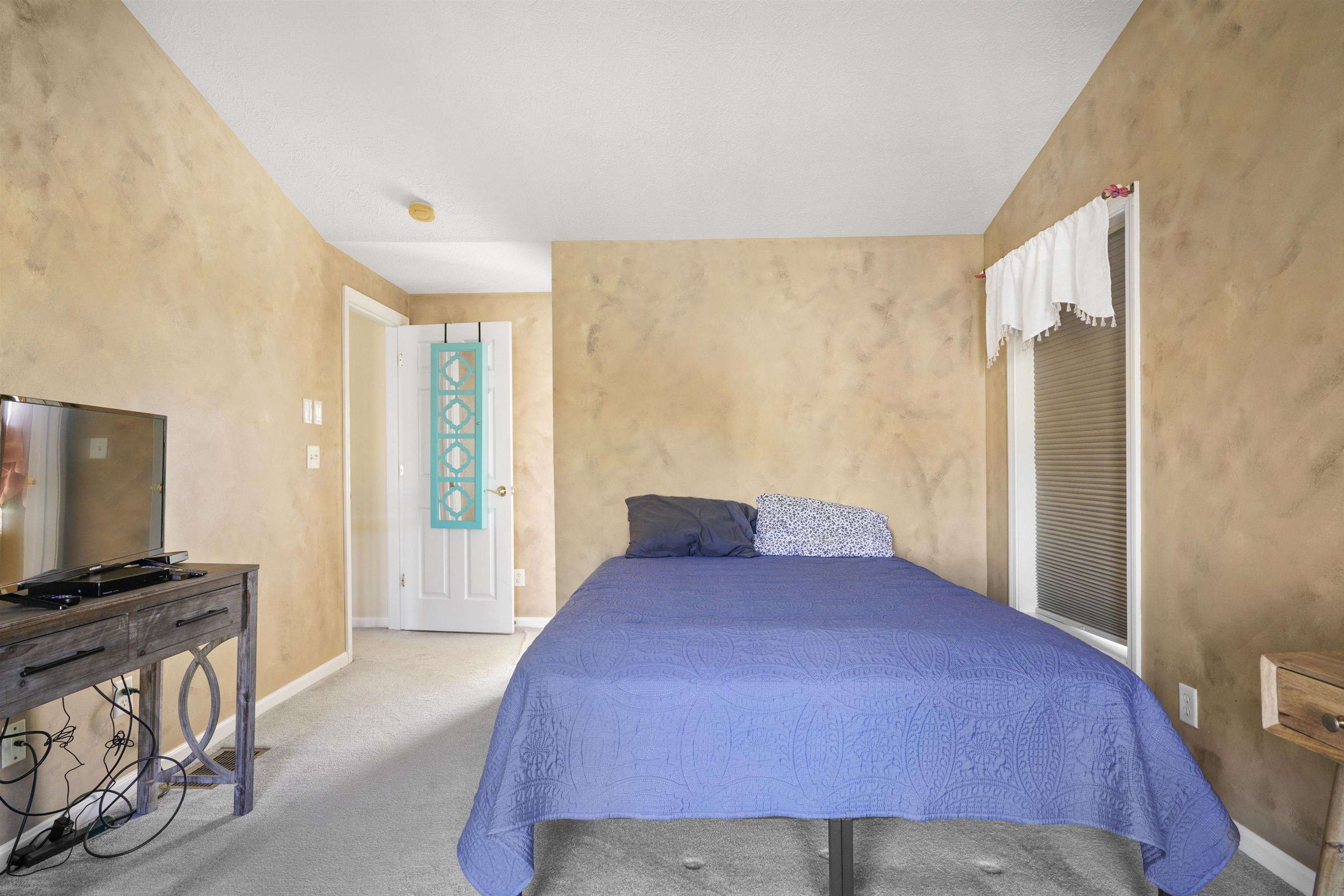 16 Summit Rd, Bedford, NH 03110