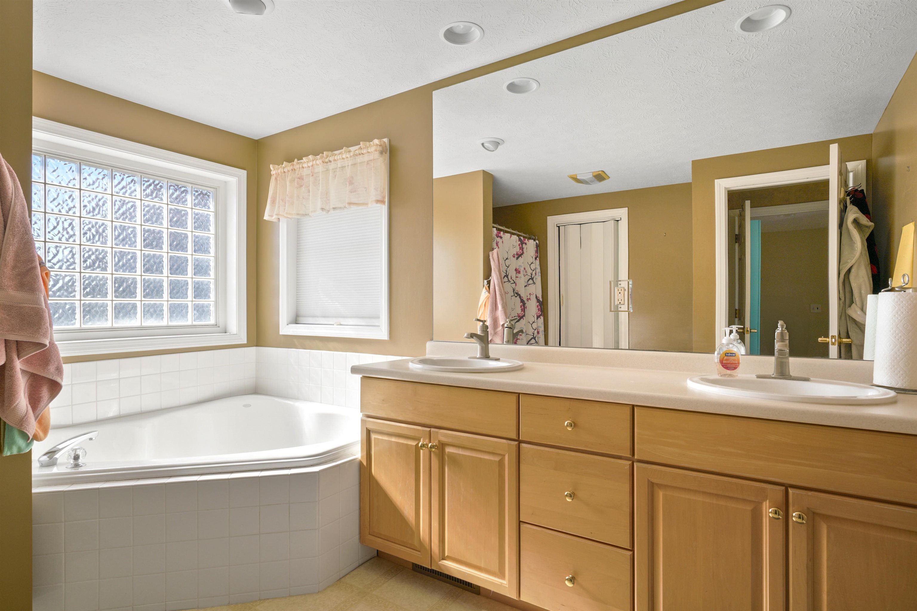 16 Summit Rd, Bedford, NH 03110