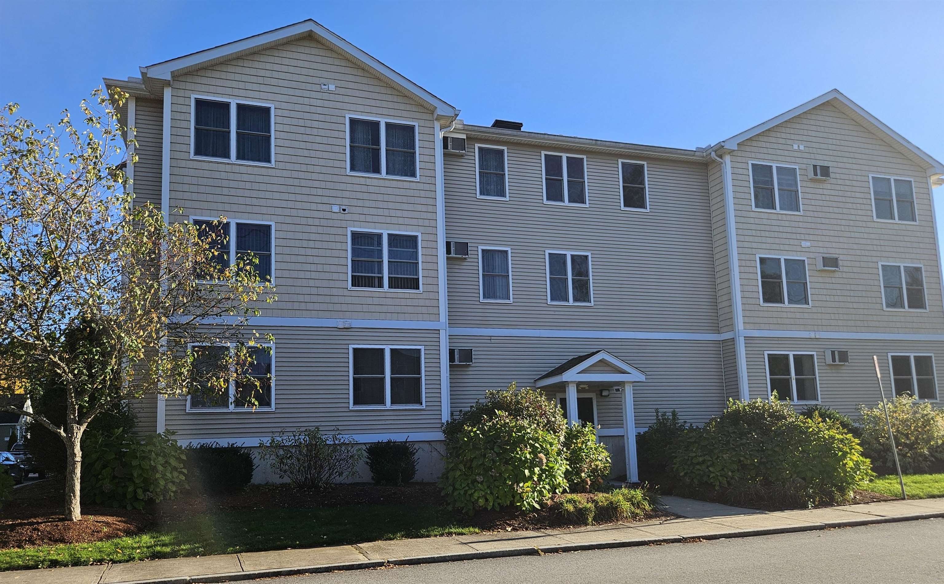 Homes for sale in Nashua, NH | 15 Lovell St #3, Nashua, NH 03060 | MLS# 5067108