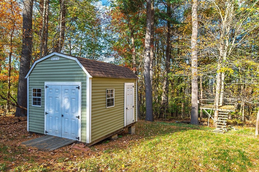 31 Pinewood Dr, Stratham, NH 03885