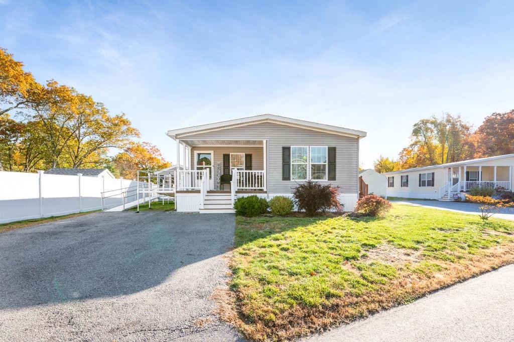 2 Adder Ln, Seabrook, NH 03874-4039