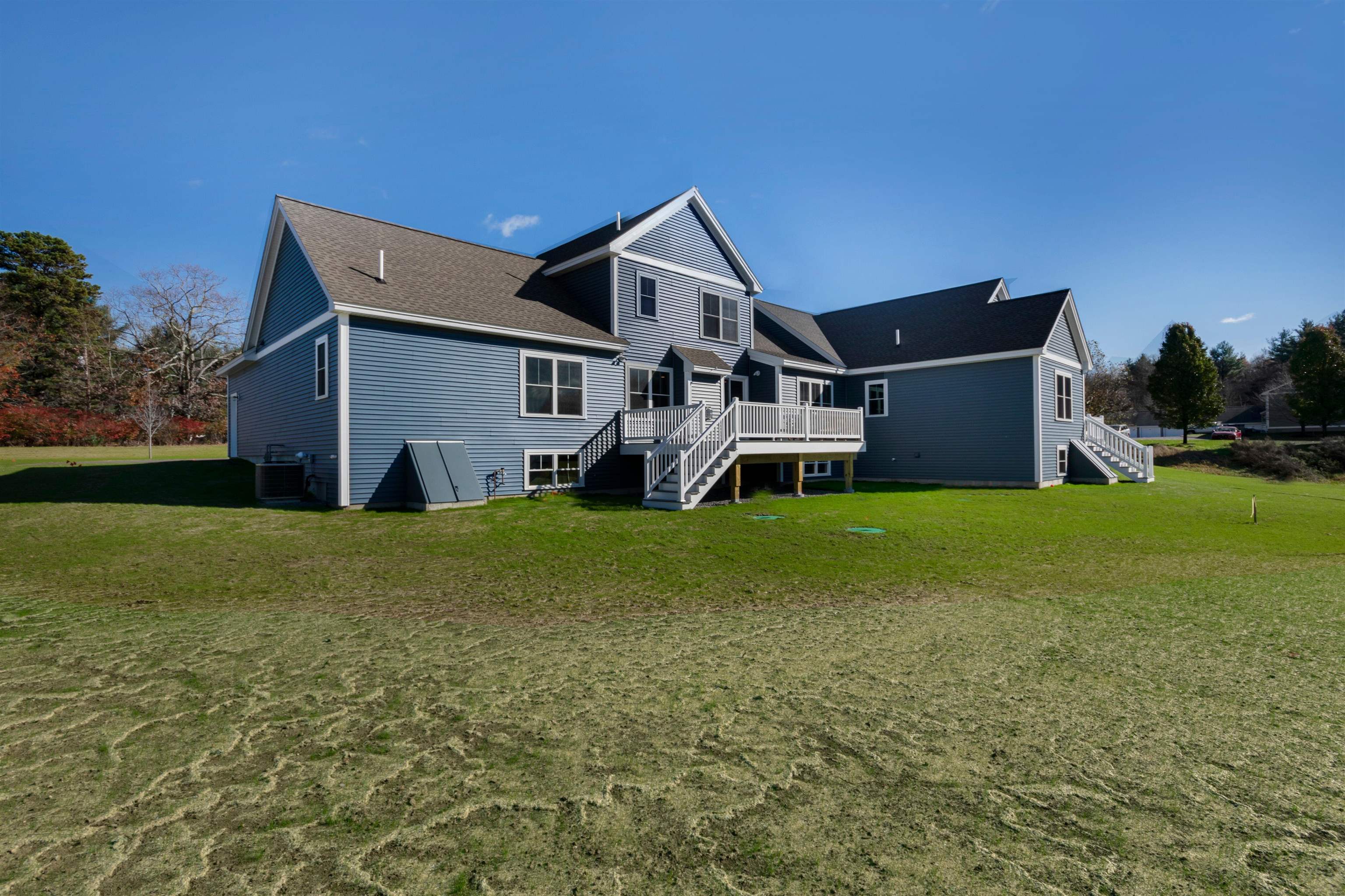 8 Acadia Dr, Hudson, NH 03051