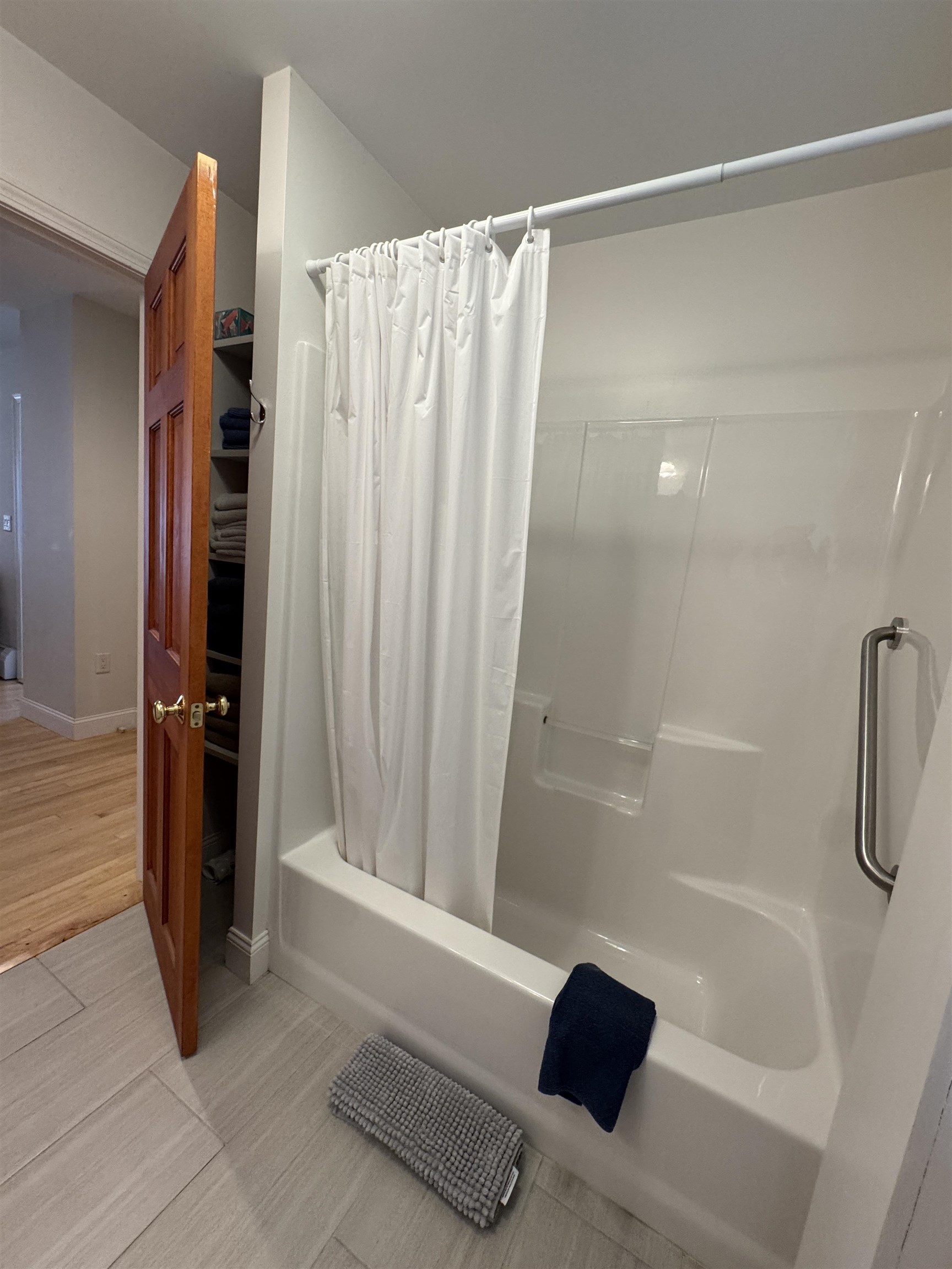 Nice full bathroom