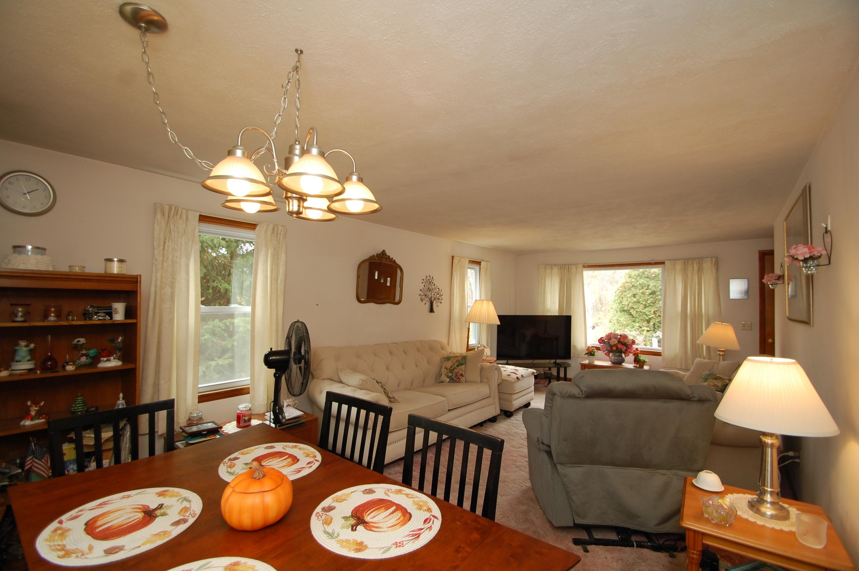 6 Deerhead St, Hooksett, NH 03106