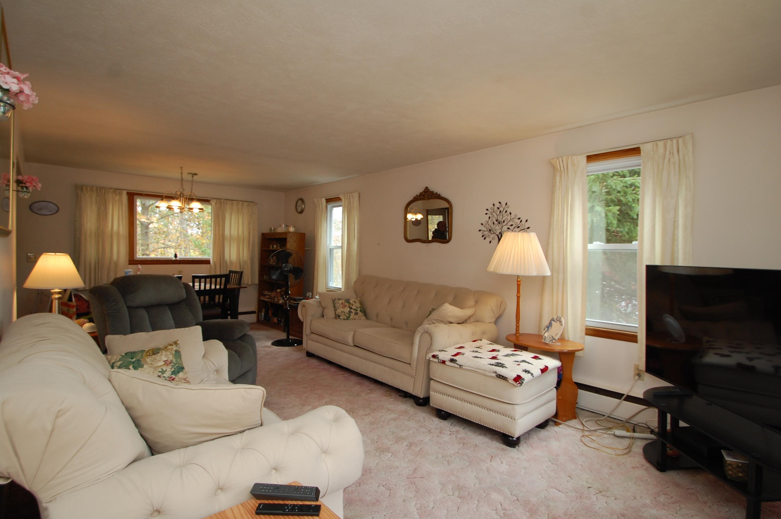 6 Deerhead St, Hooksett, NH 03106