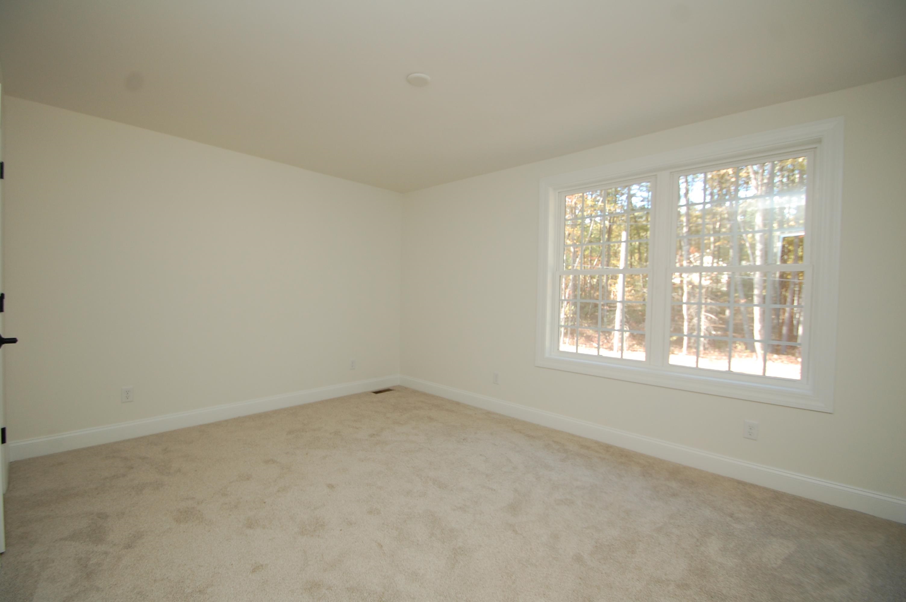 21A Griffin Rd, Hudson, NH 03051