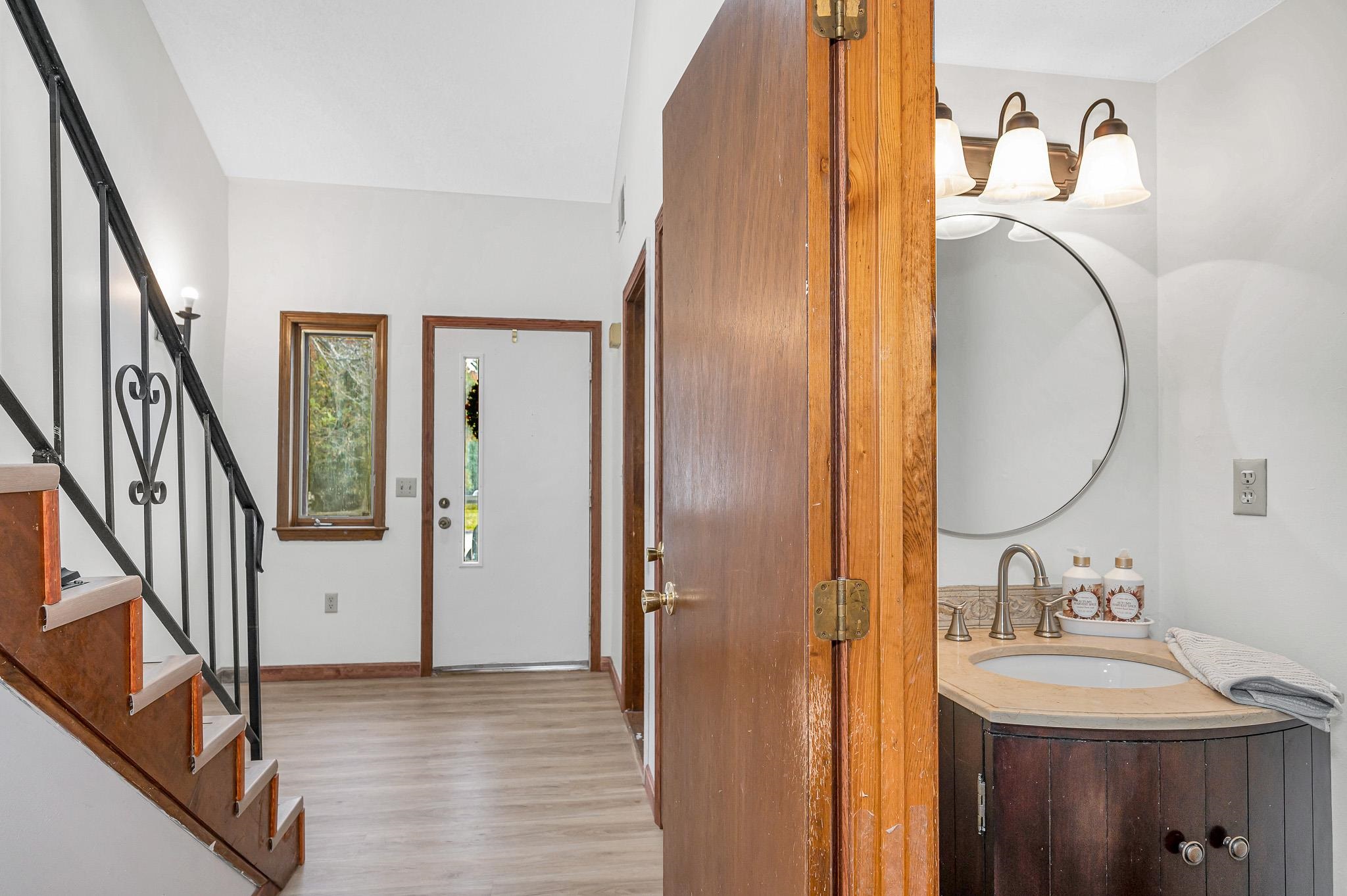 201 Millwright Dr, Nashua, NH 03063