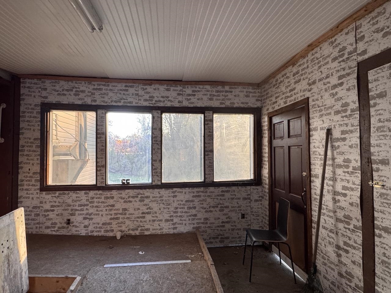 Side Entry Between House And Storage