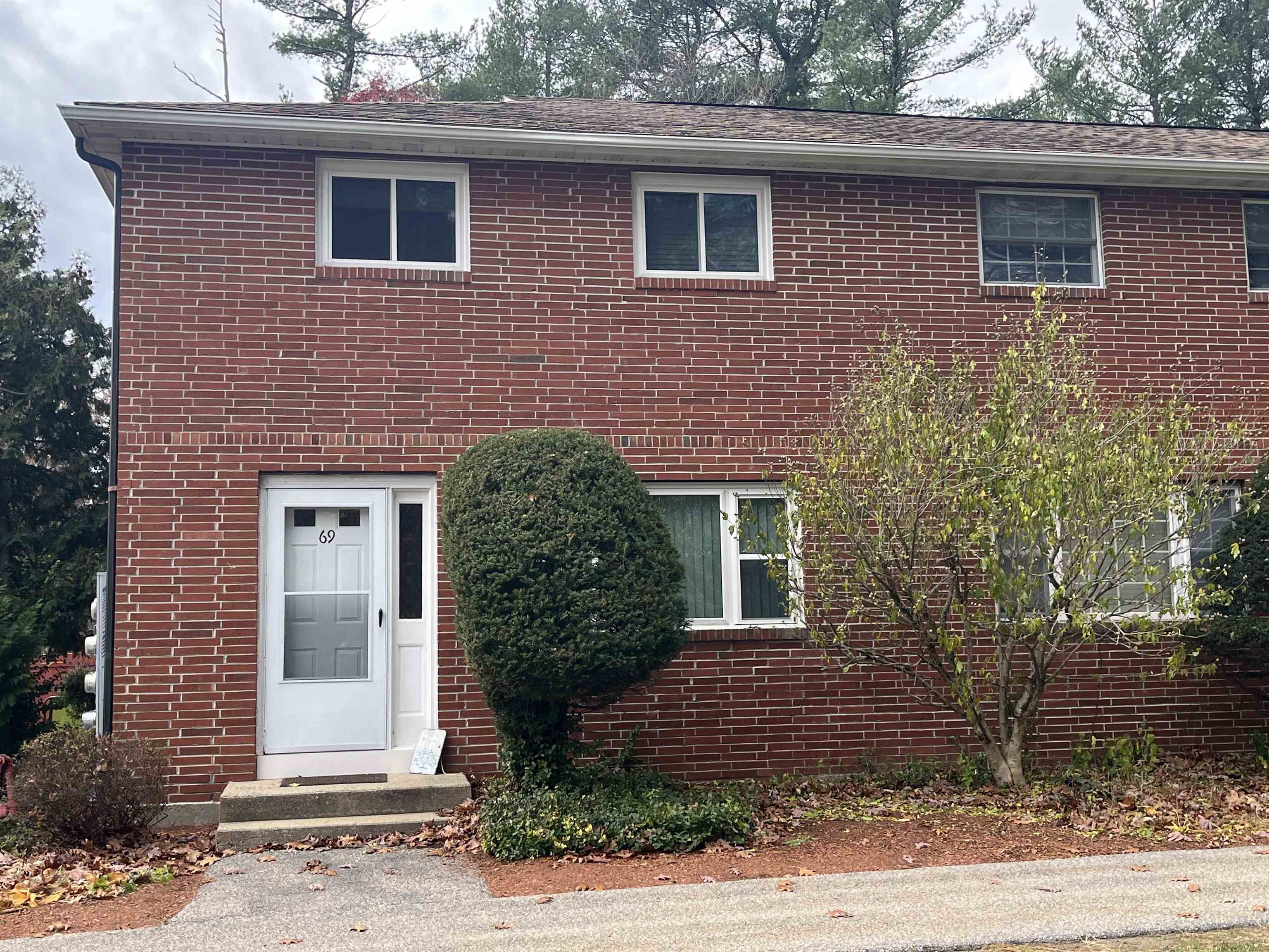 69 Oakridge Dr, Londonderry, NH 03053