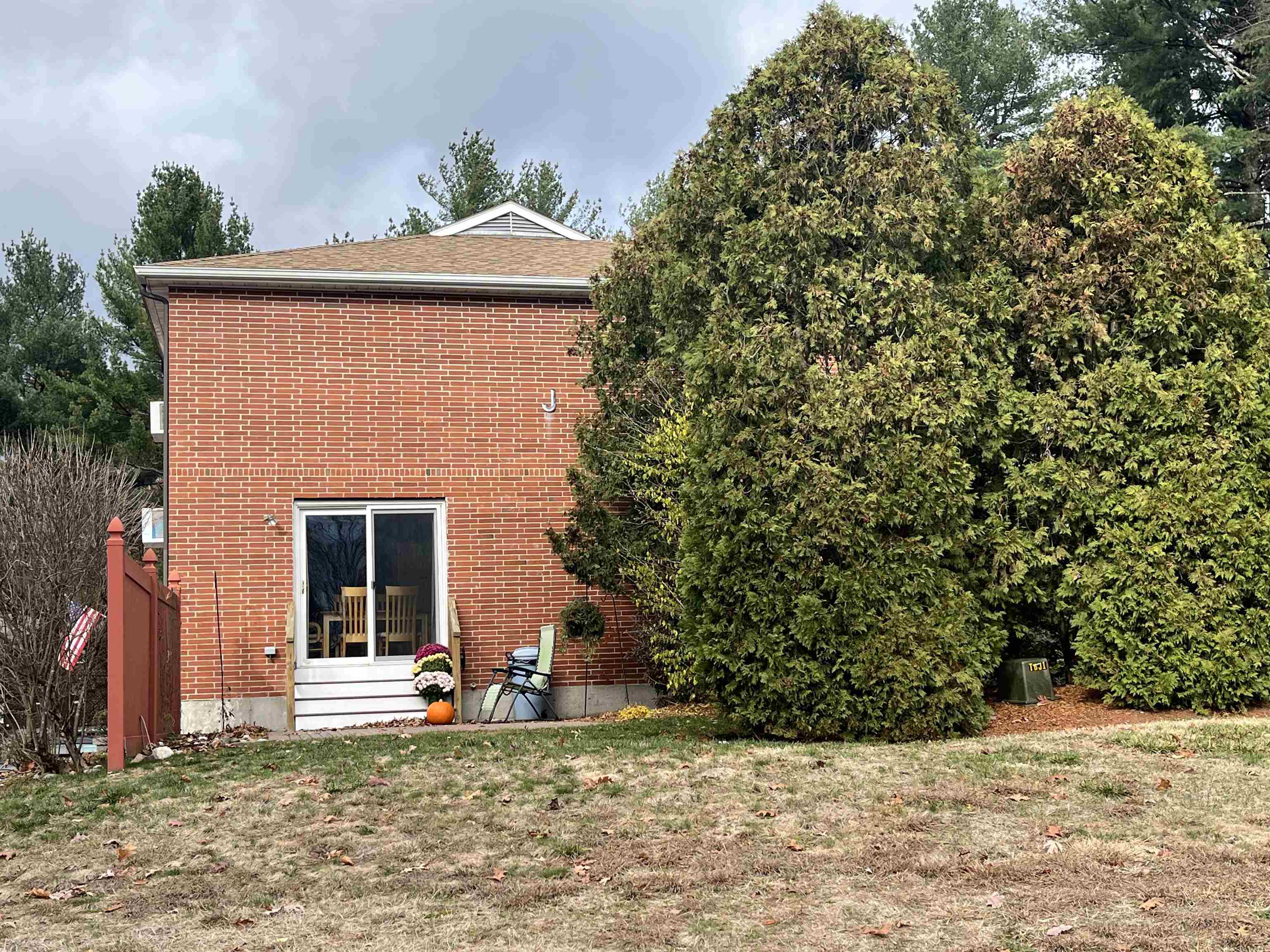 69 Oakridge Dr, Londonderry, NH 03053