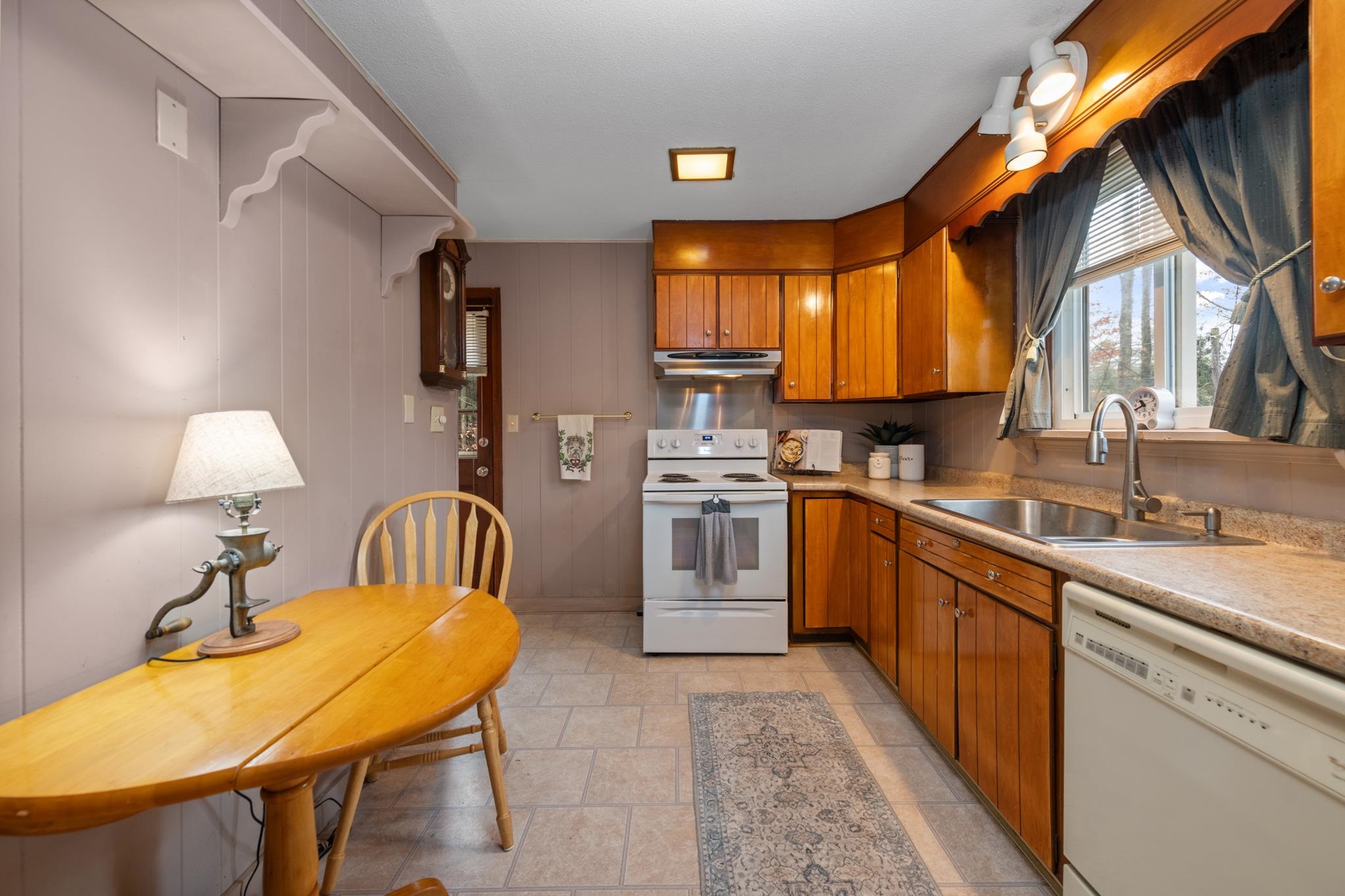 even enough space for a eat in kitchen