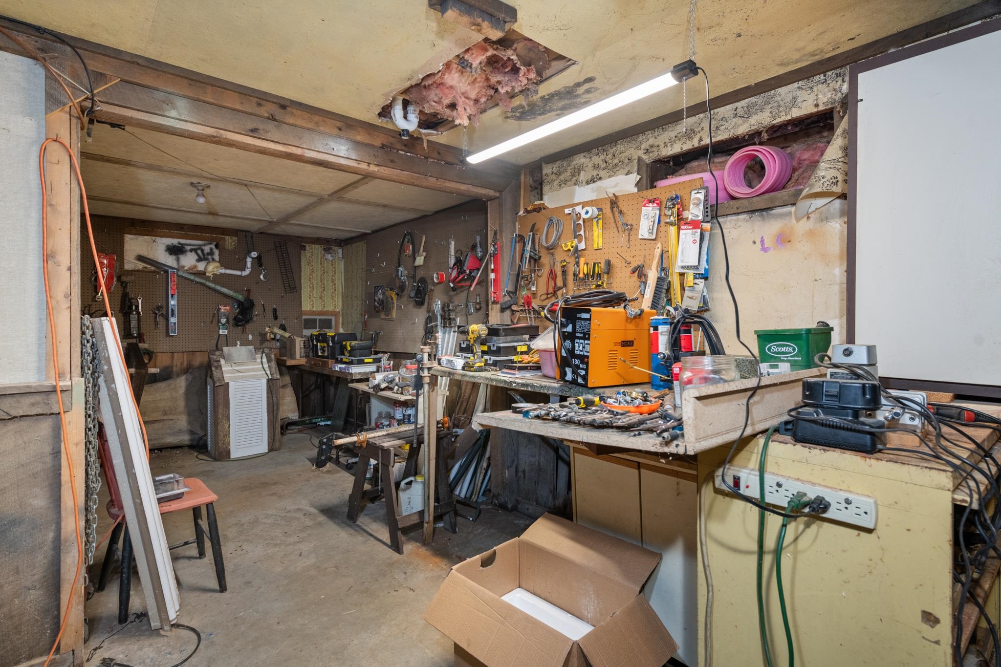 Great workshop in the basement