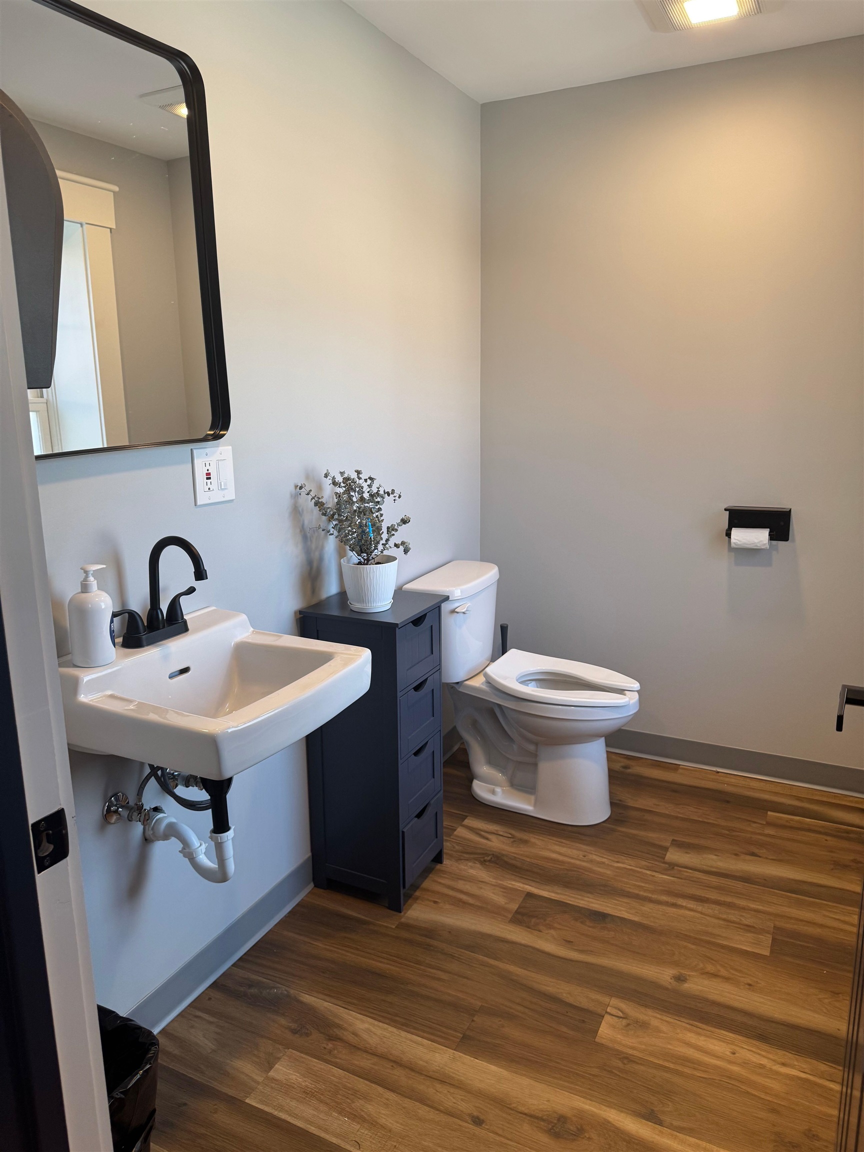 Common baths 2nd floor 24438846