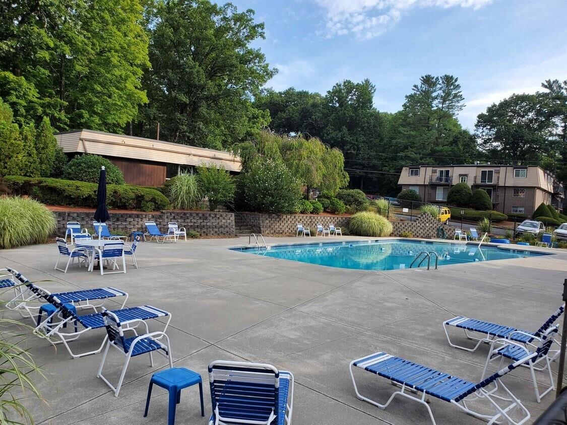 2 Silvestri Cir, Derry, NH 03038