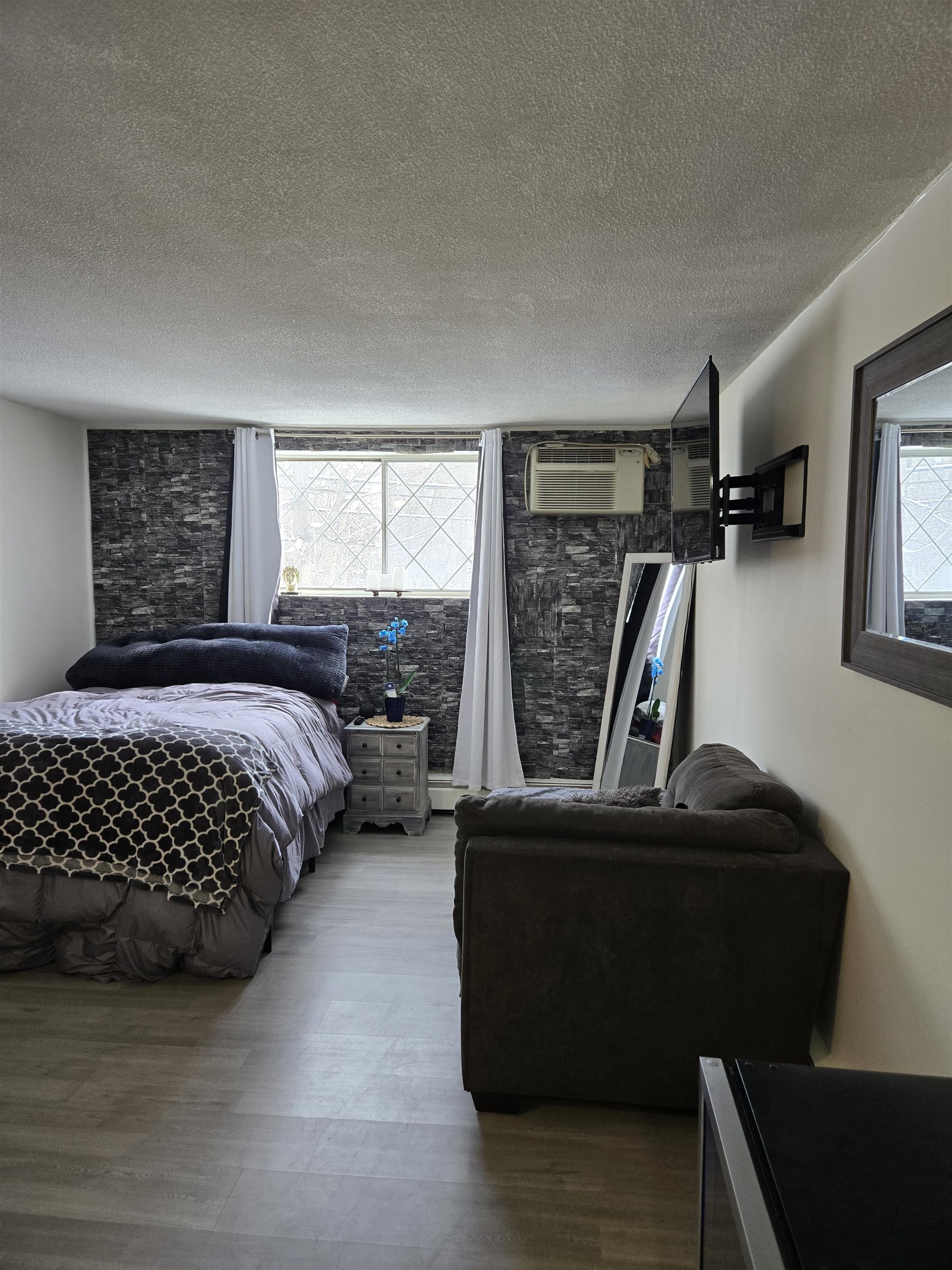 2 Silvestri Cir, Derry, NH 03038