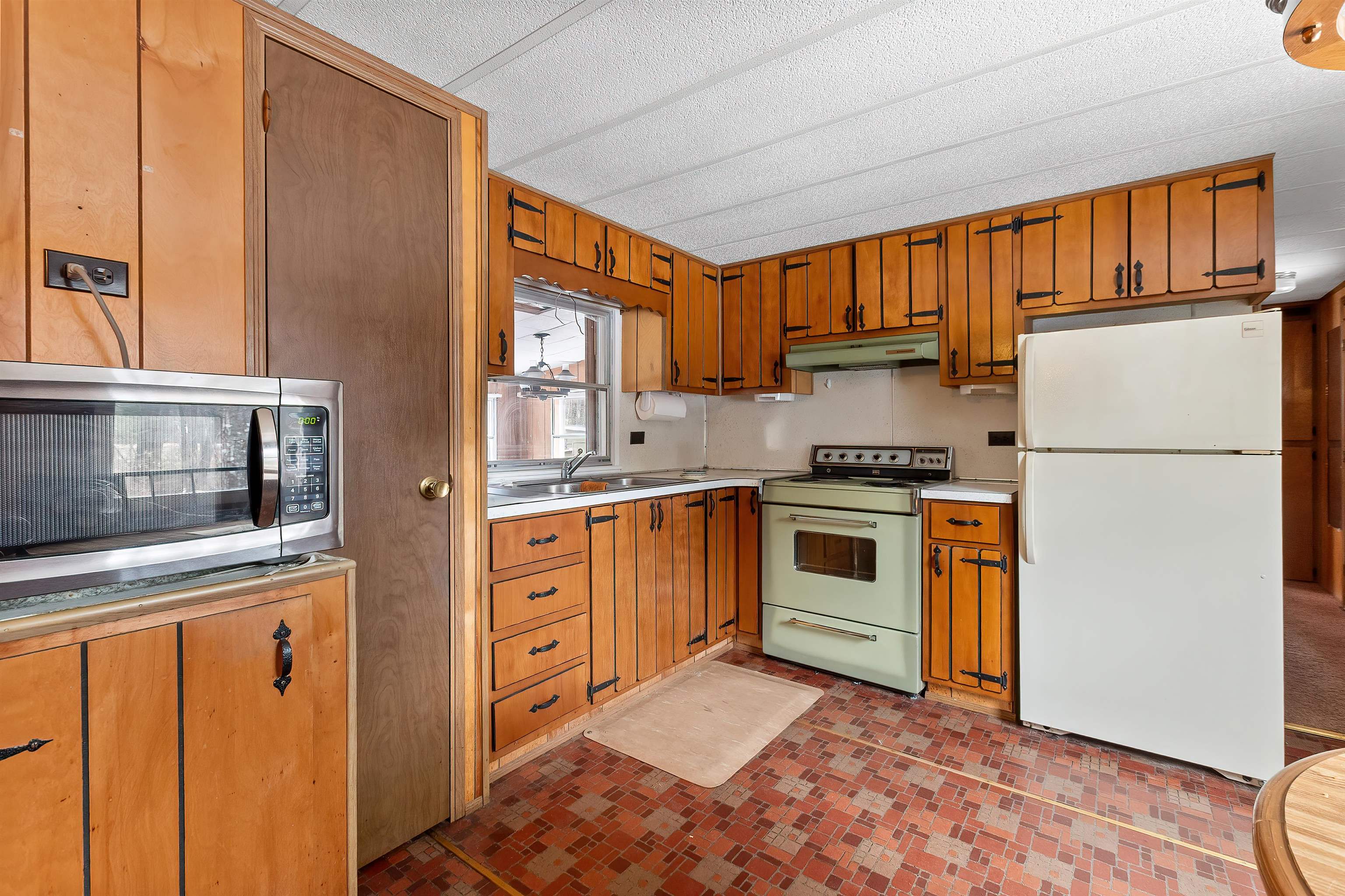 8 Stoney Brook Rd, Sunapee, NH 03782