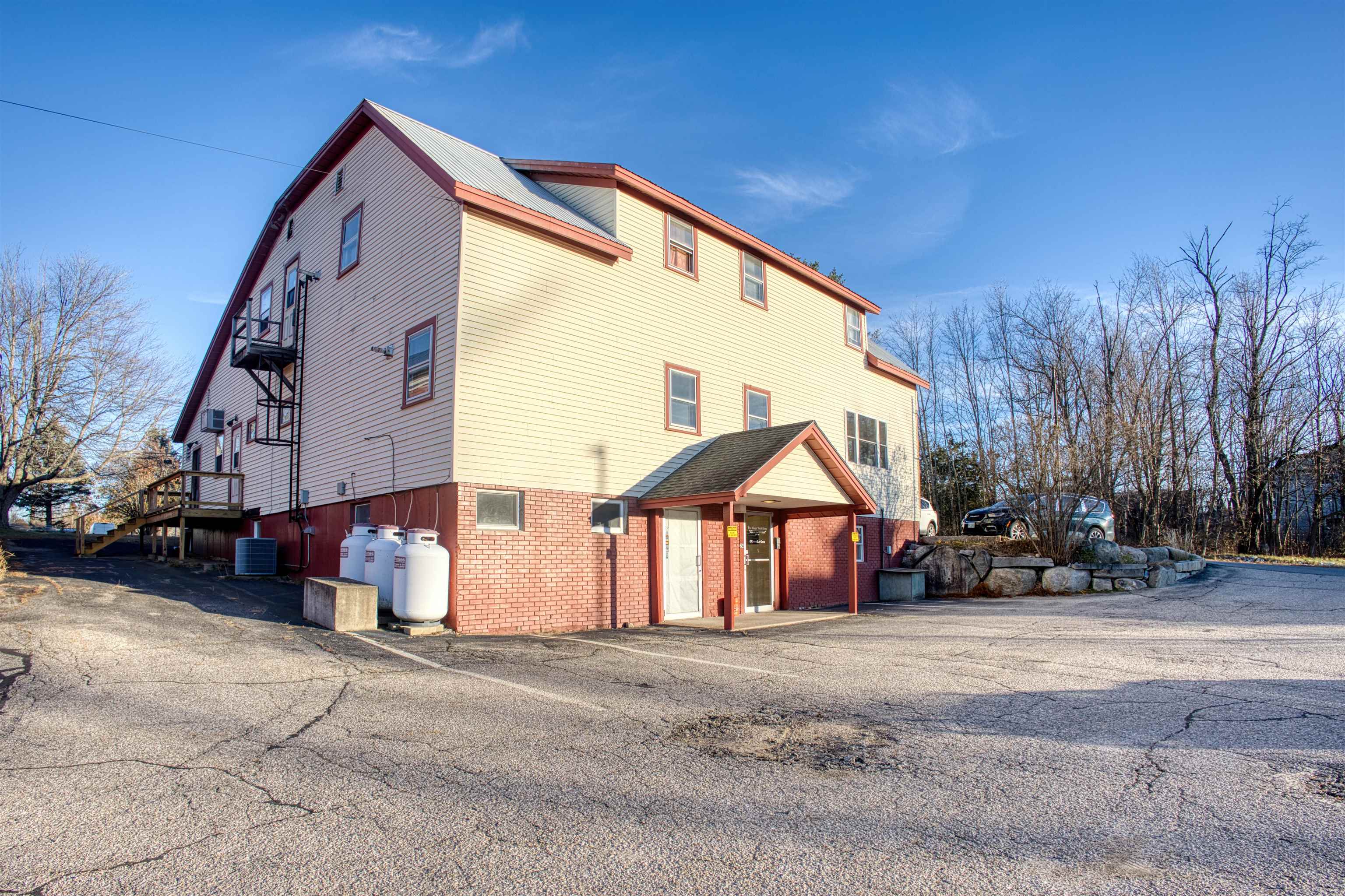 24 Pleasant St, Conway, NH 03818