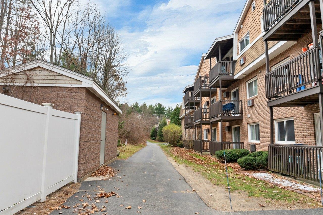 210 Brook Village Rd, Nashua, NH 03062