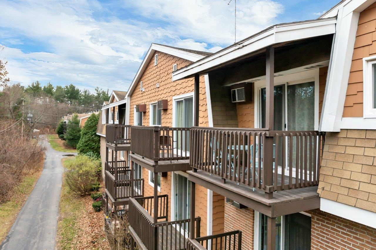 210 Brook Village Rd, Nashua, NH 03062