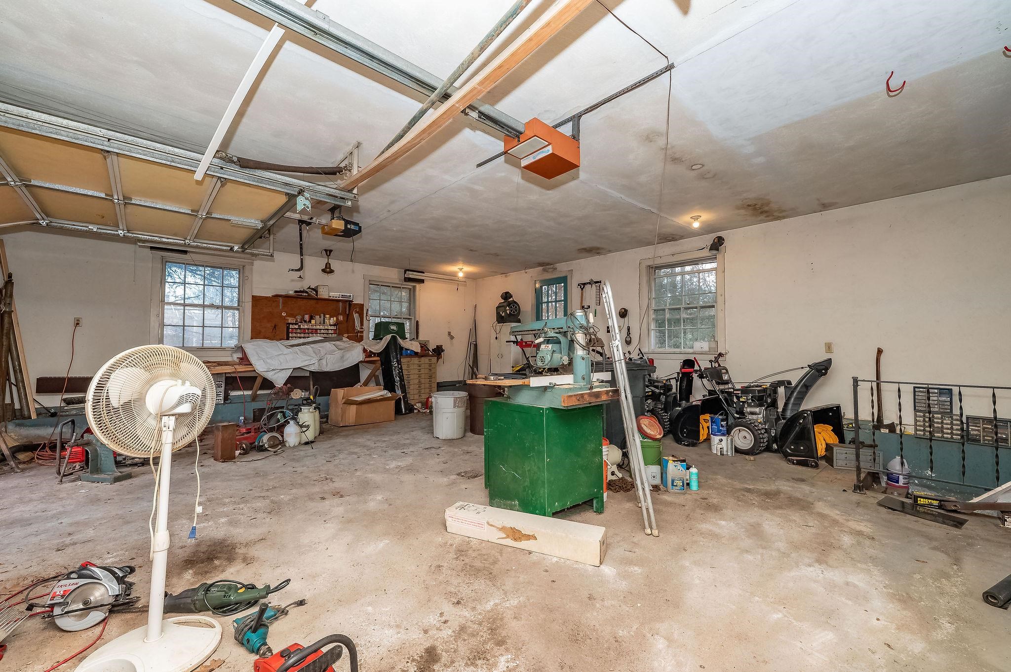 1 Exeter Rd, Kingston, NH 03848