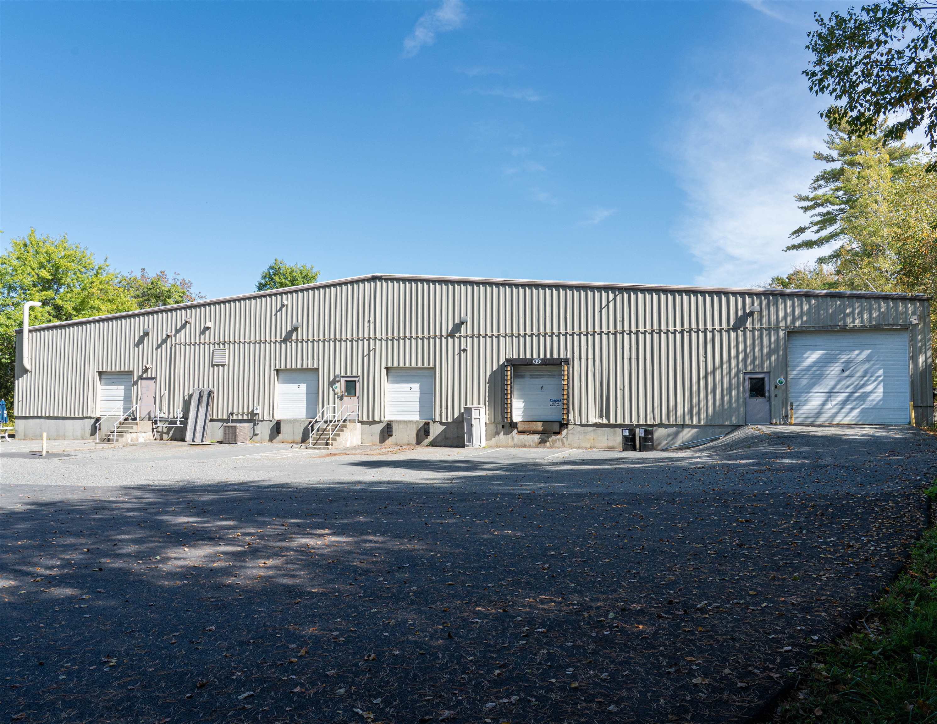 3 right hand doors go with this space 24497288