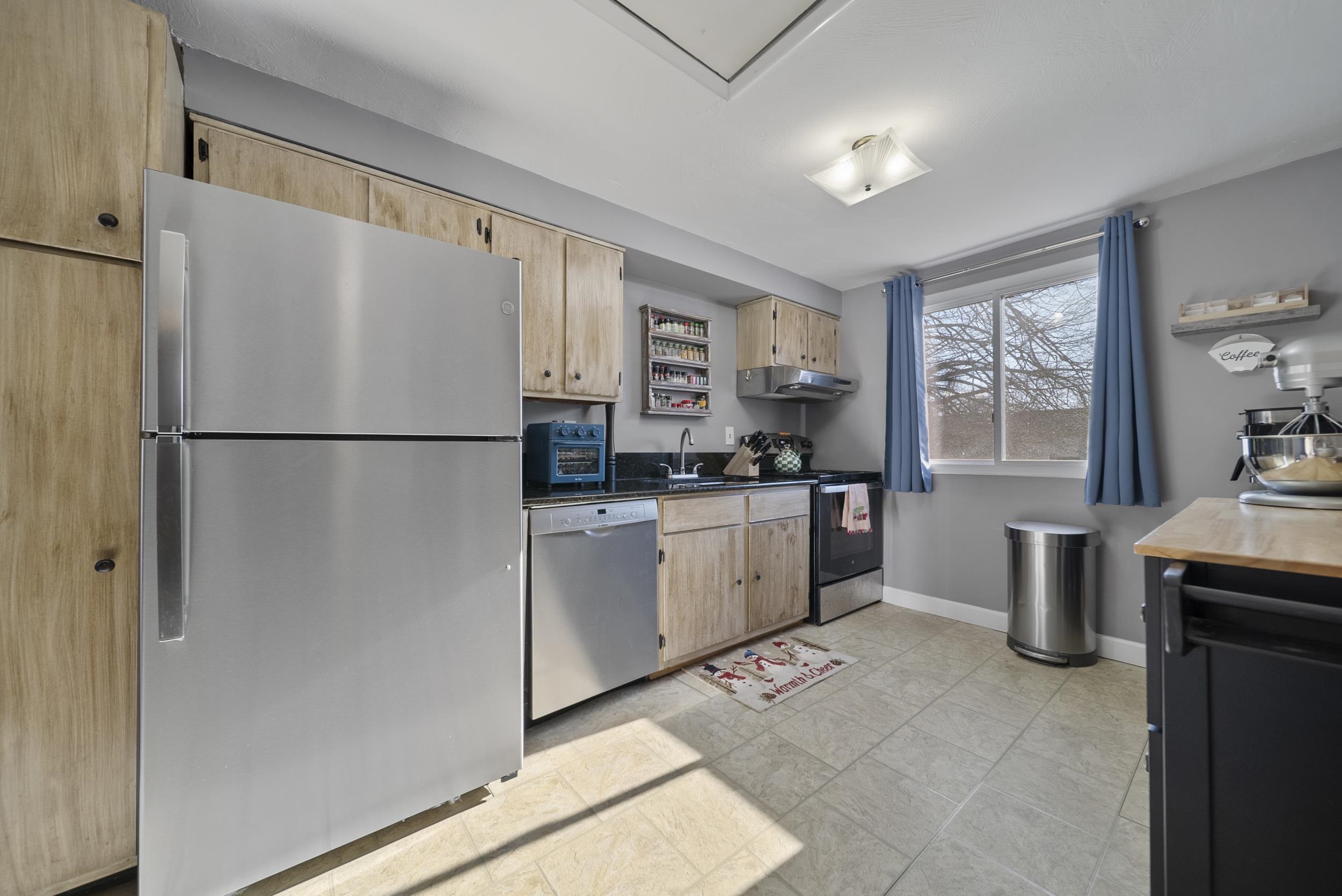 905 Mammoth Rd, Manchester, NH 03104