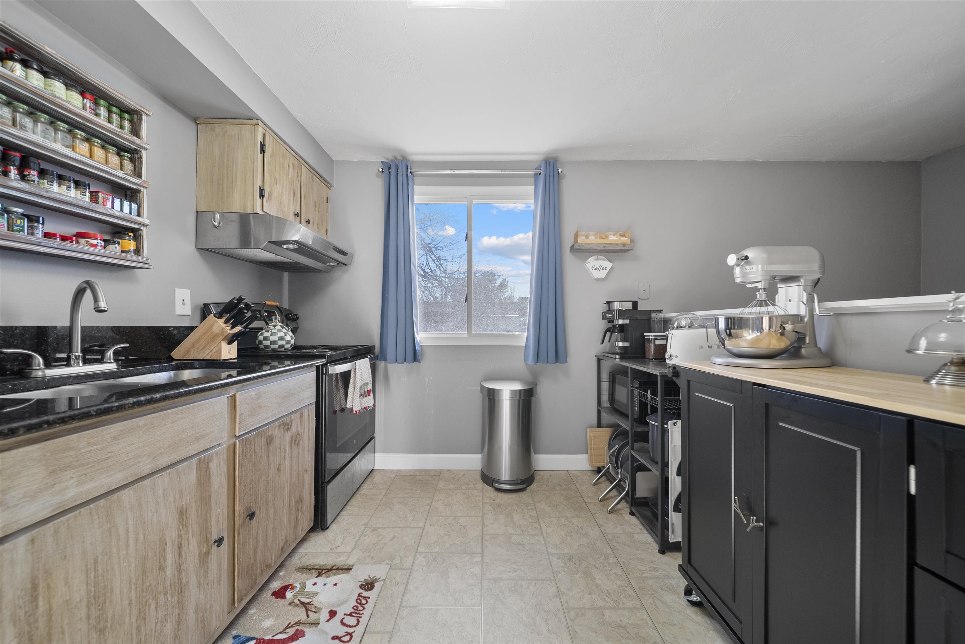 905 Mammoth Rd, Manchester, NH 03104