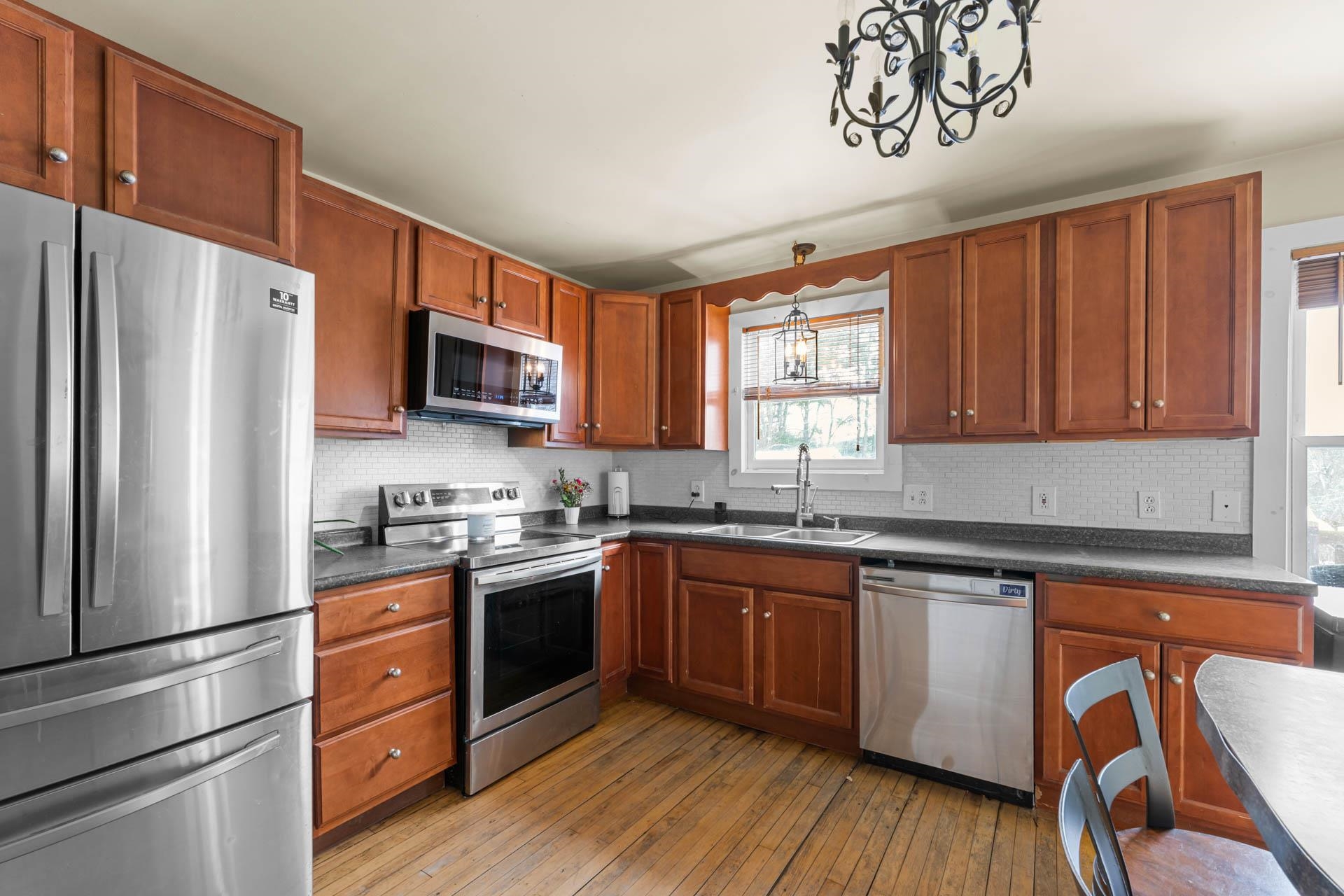 43 Davis St, Claremont, NH 03743